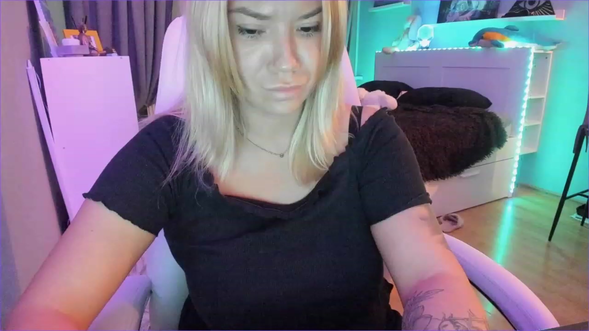 Gallery image thumbnail from NickyBlein's myfreecams stream on, 12/24/2022, 14:01 image 18 of 20