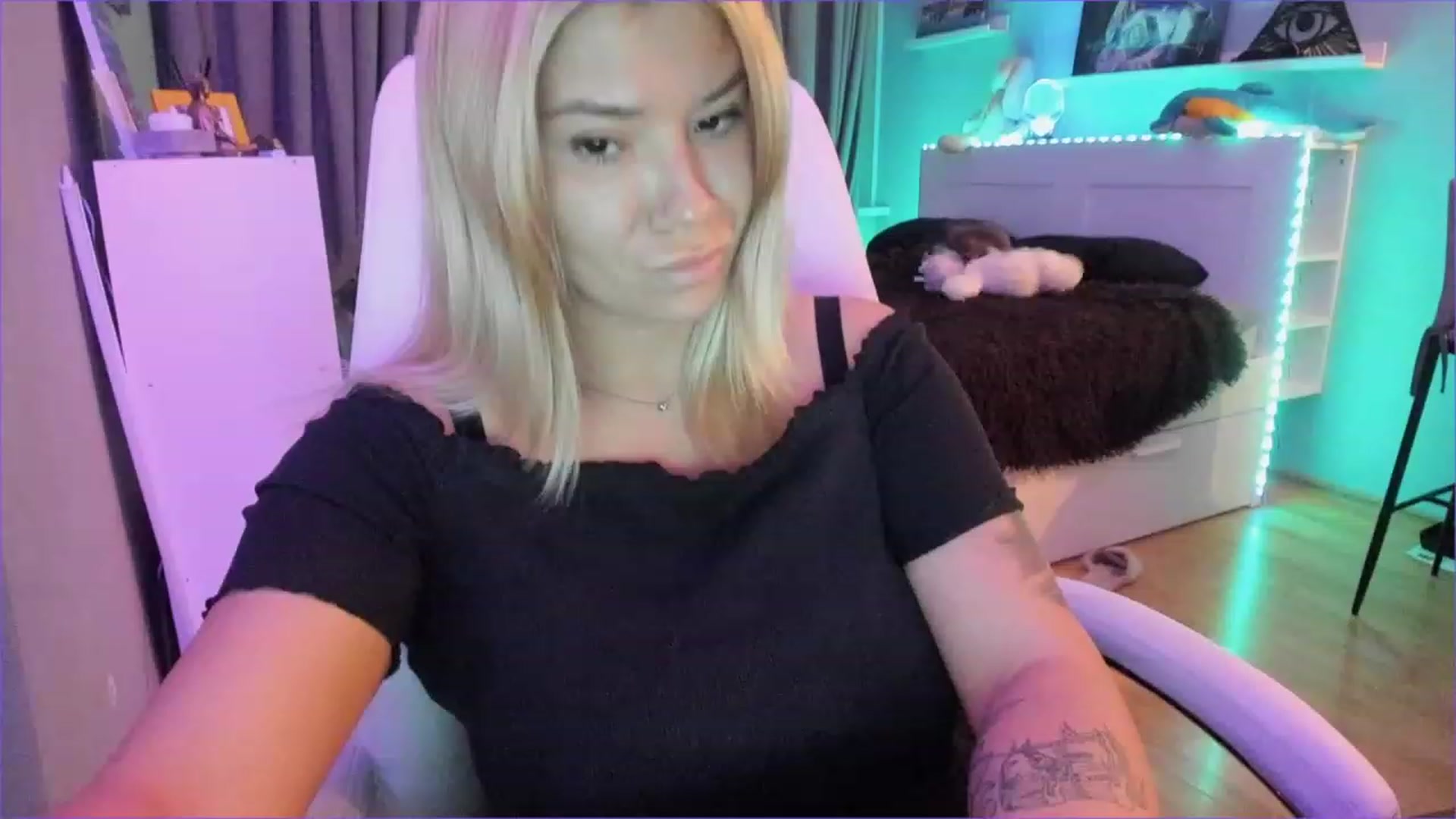 Gallery image thumbnail from NickyBlein's myfreecams stream on, 12/24/2022, 14:01 image 16 of 20