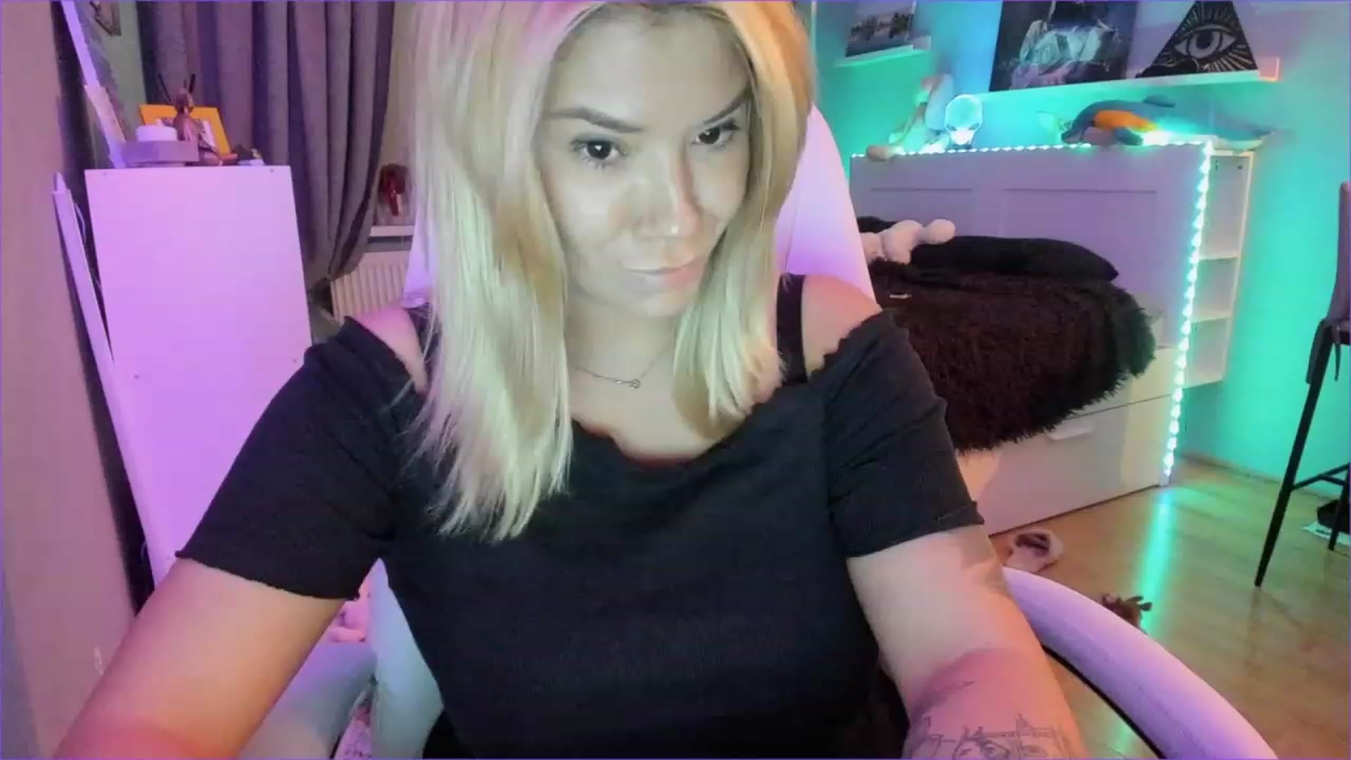 Gallery image thumbnail from NickyBlein's myfreecams stream on, 12/24/2022, 14:01 image 6 of 20