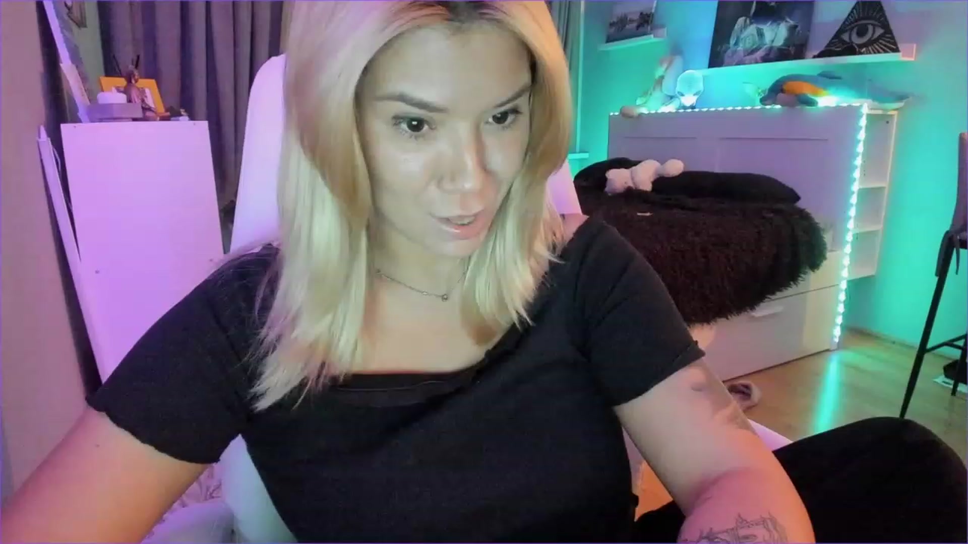 Gallery image thumbnail from NickyBlein's myfreecams stream on, 12/24/2022, 14:01 image 8 of 20