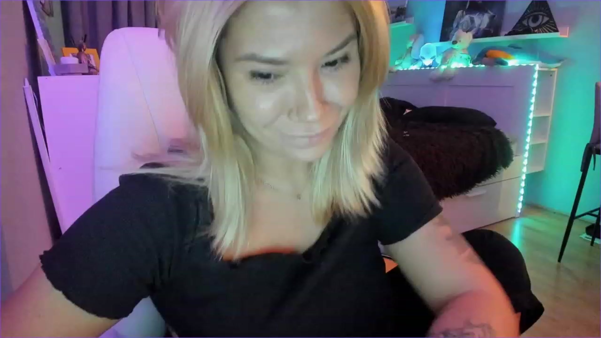 Gallery image thumbnail from NickyBlein's myfreecams stream on, 12/24/2022, 14:01 image 1 of 20