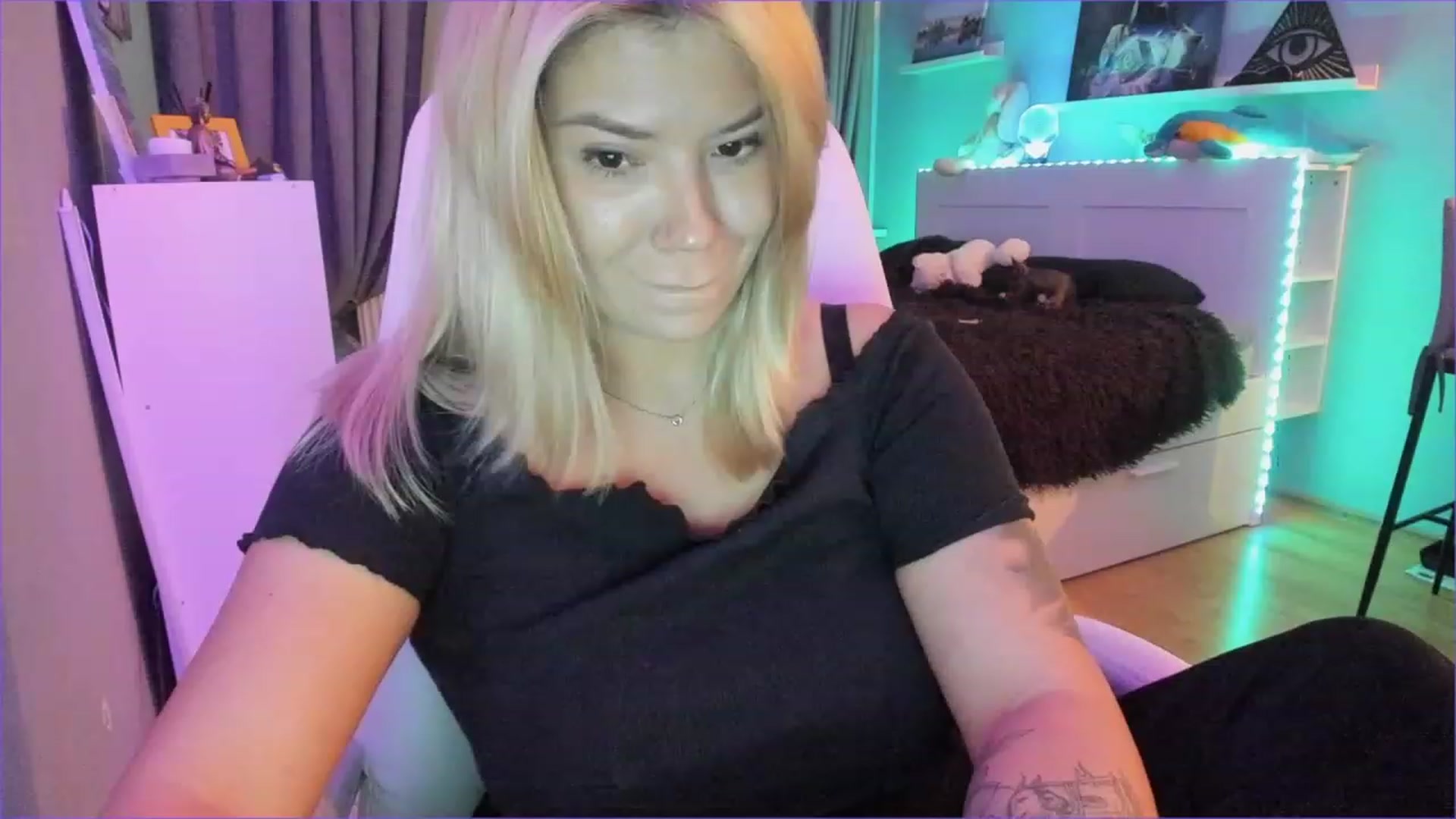 Gallery image thumbnail from NickyBlein's myfreecams stream on, 12/24/2022, 14:01 image 4 of 20