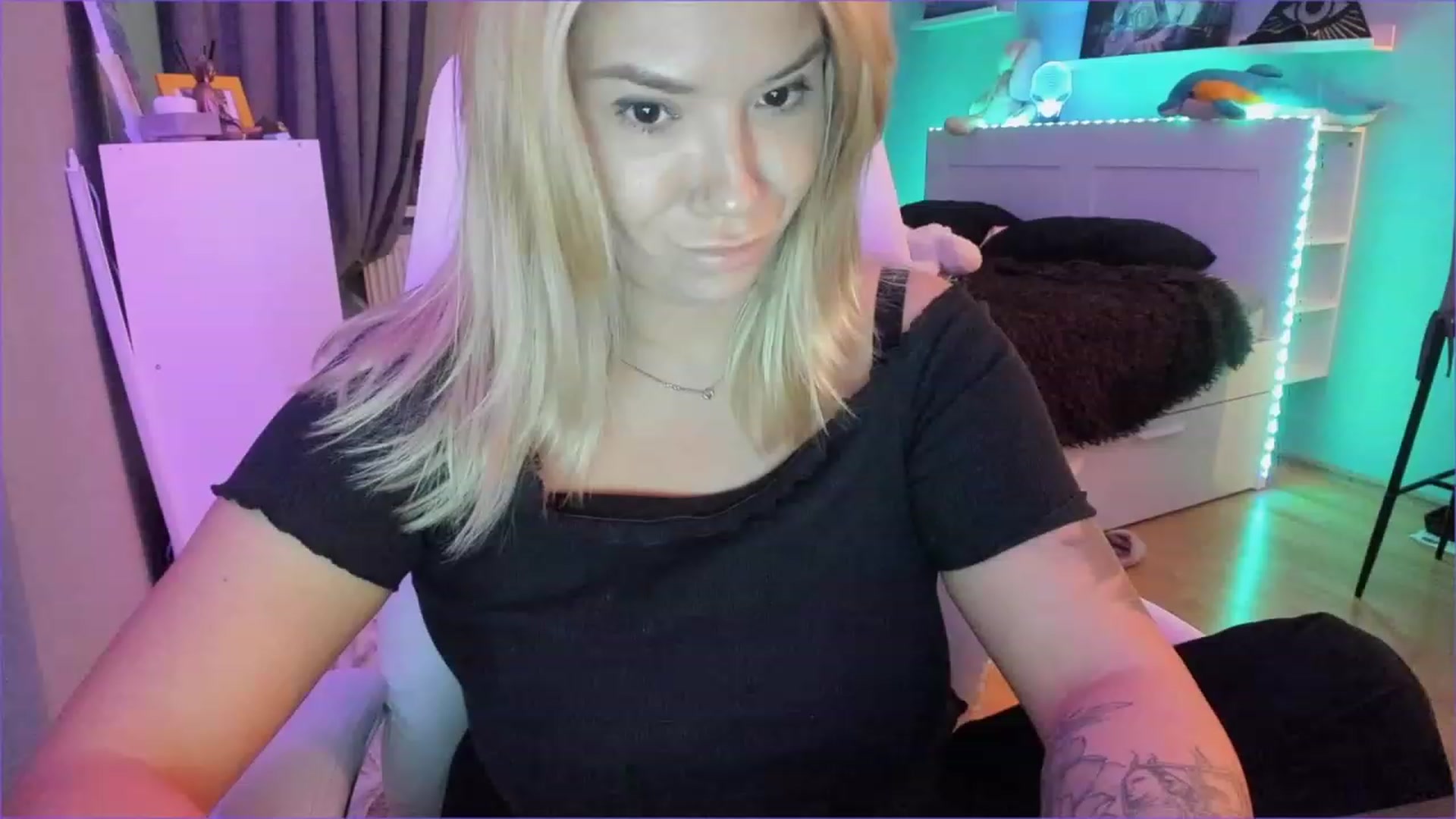 Gallery image thumbnail from NickyBlein's myfreecams stream on, 12/24/2022, 14:01 image 19 of 20