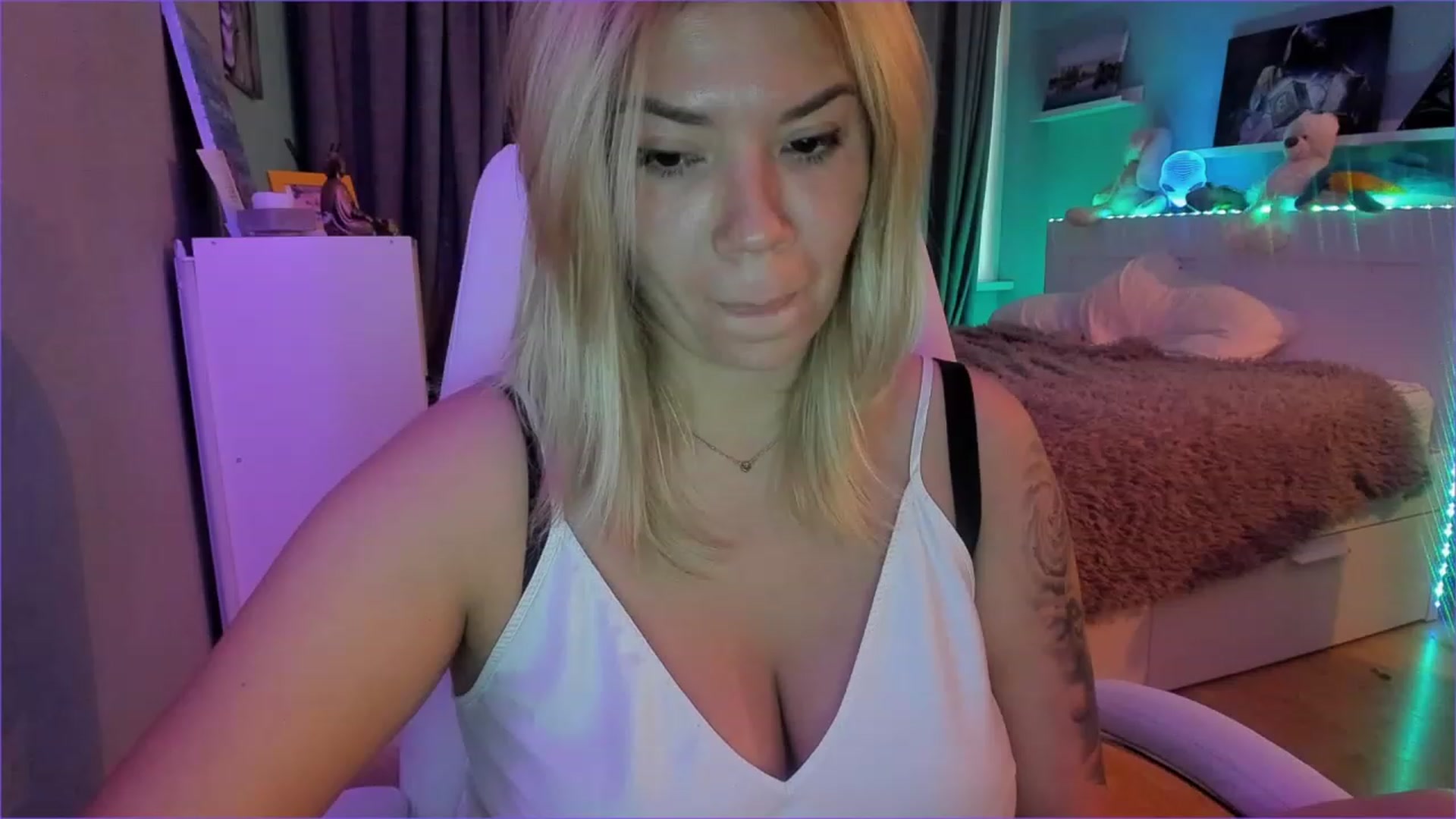 Gallery image thumbnail from NickyBlein's myfreecams stream on, 12/27/2022, 09:06 image 17 of 20