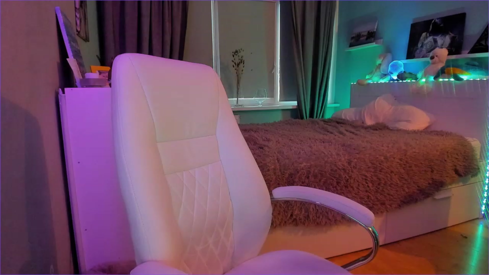 Gallery image thumbnail from NickyBlein's myfreecams stream on, 12/27/2022, 09:06 image 11 of 20