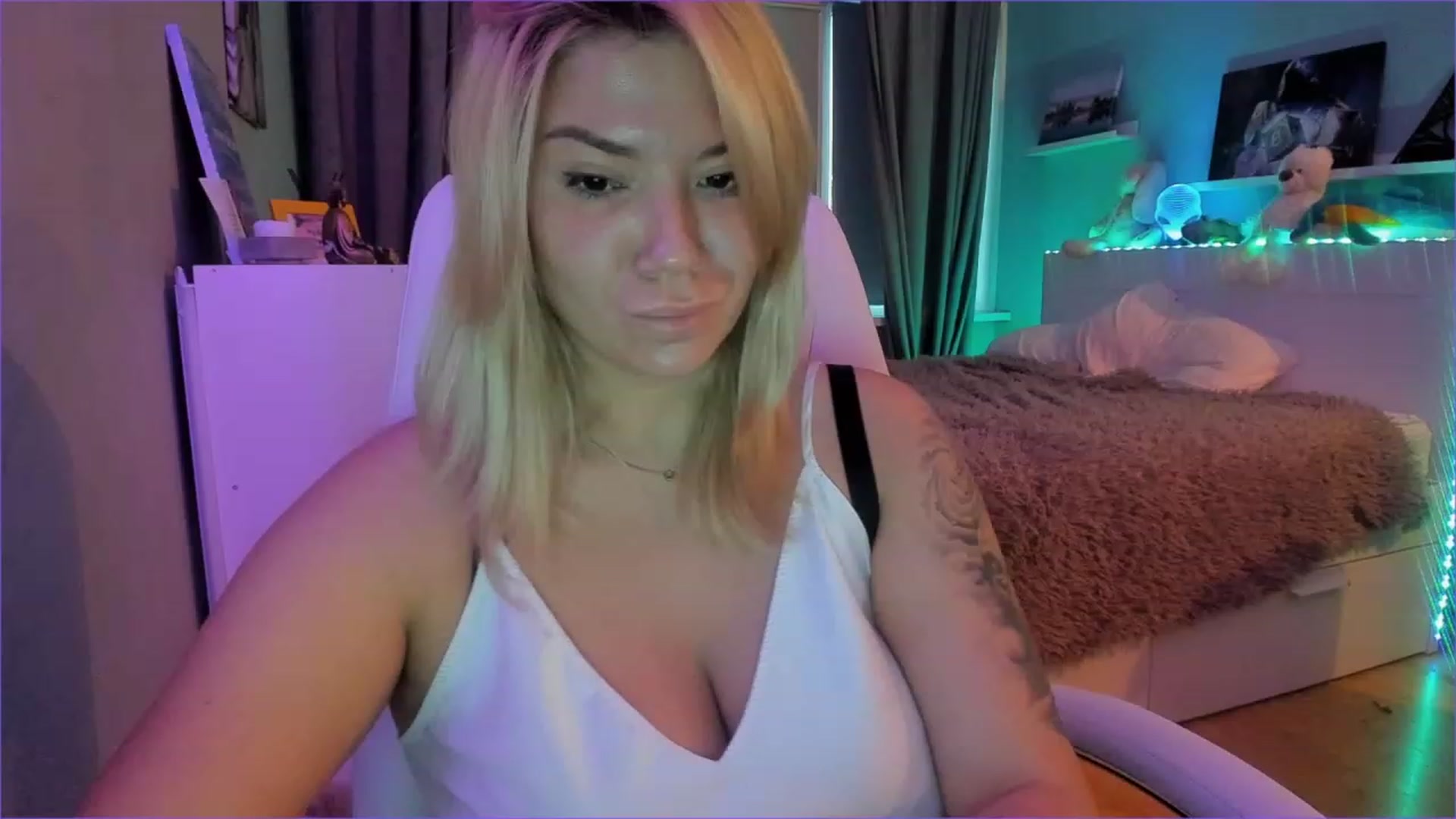 Gallery image thumbnail from NickyBlein's myfreecams stream on, 12/27/2022, 09:06 image 8 of 20