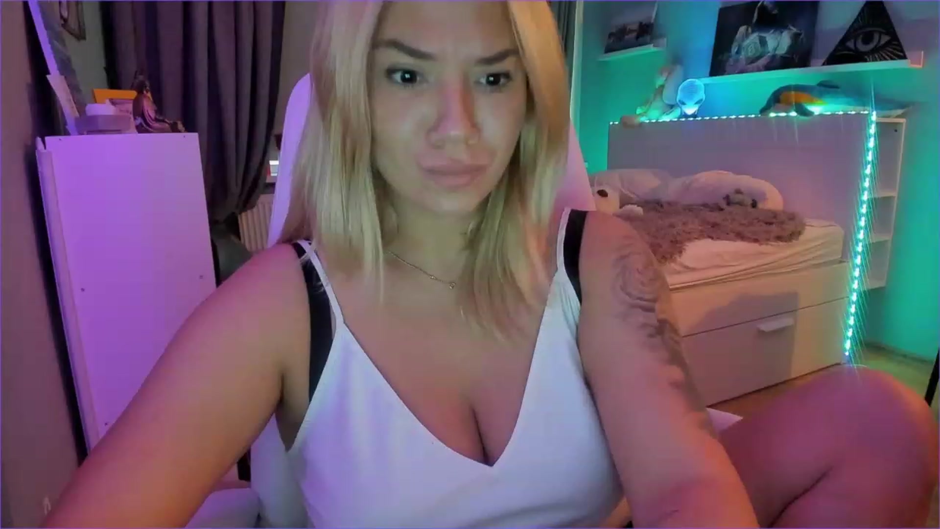 Gallery image thumbnail from NickyBlein's myfreecams stream on, 12/27/2022, 12:21 image 17 of 20