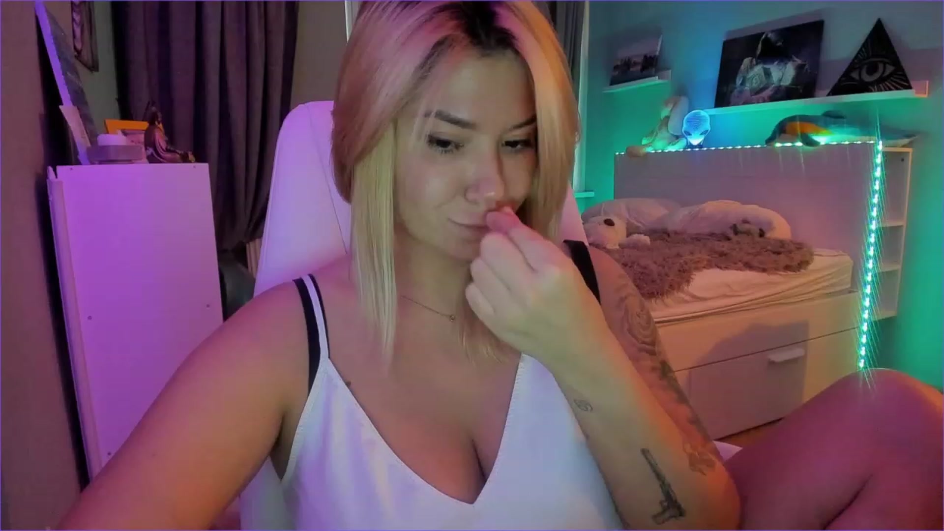 Gallery image thumbnail from NickyBlein's myfreecams stream on, 12/27/2022, 12:21 image 8 of 20