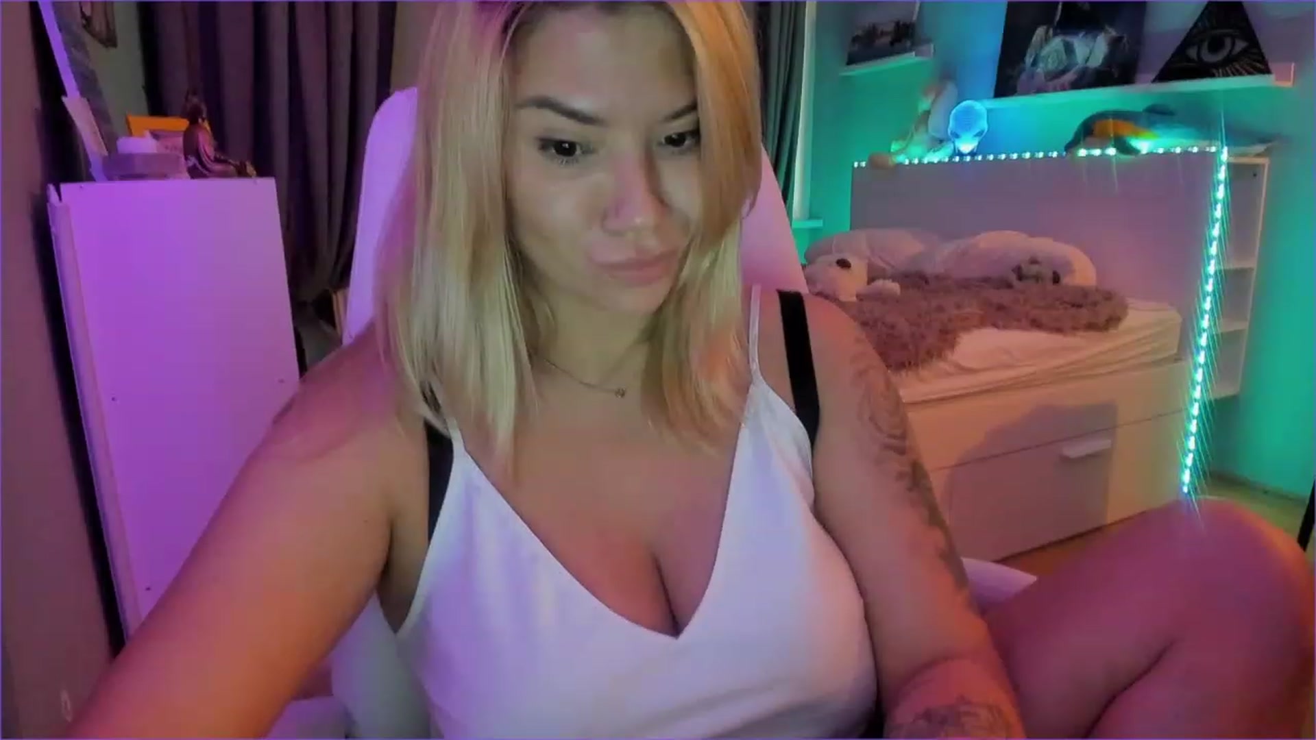 Gallery image thumbnail from NickyBlein's myfreecams stream on, 12/27/2022, 12:21 image 18 of 20