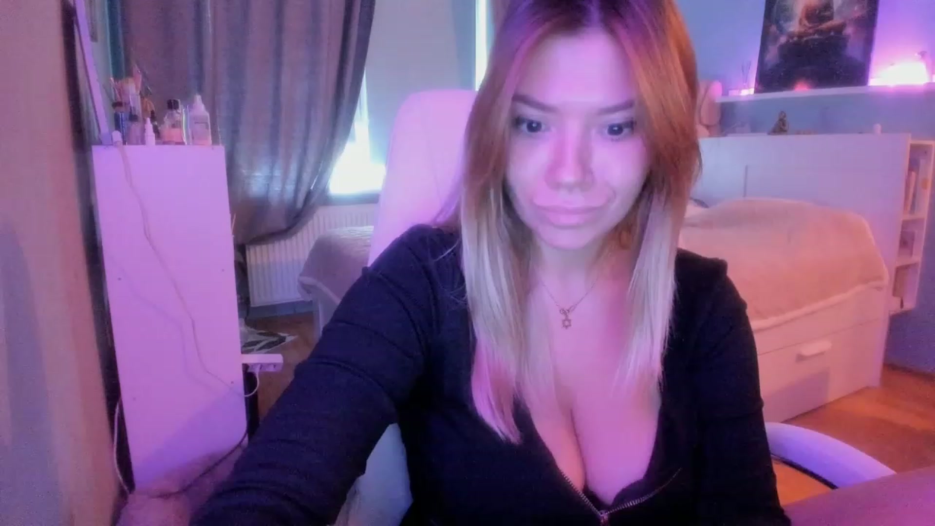 Gallery image thumbnail from NickyBlein's myfreecams stream on, 10/25/2023, 09:38 image 6 of 20