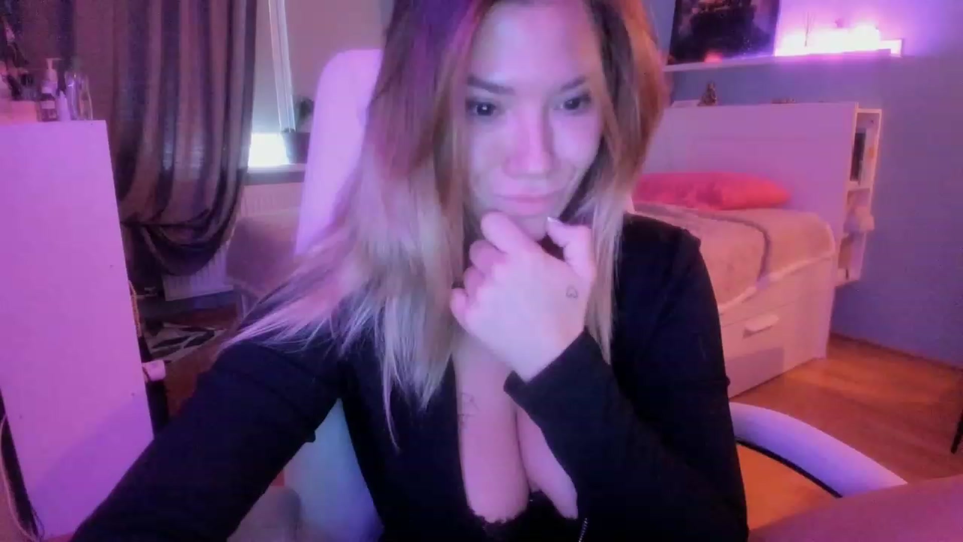 Gallery image thumbnail from NickyBlein's myfreecams stream on, 11/04/2023, 09:51 image 13 of 20