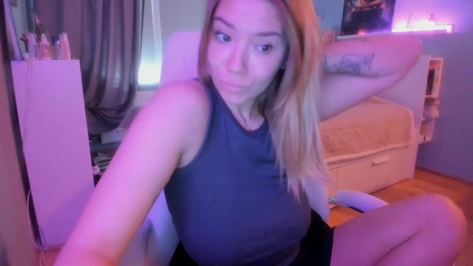 Gallery image thumbnail from NickyBlein's myfreecams stream on, 11/08/2023, 09:43 image 1 of 20