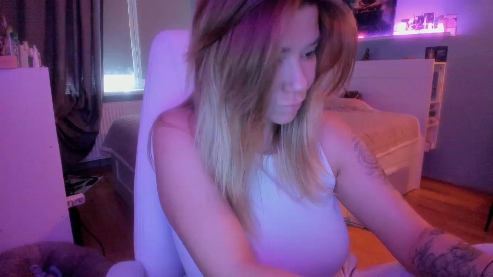 Gallery image thumbnail from NickyBlein's myfreecams stream on, 11/23/2023, 08:17 image 15 of 20