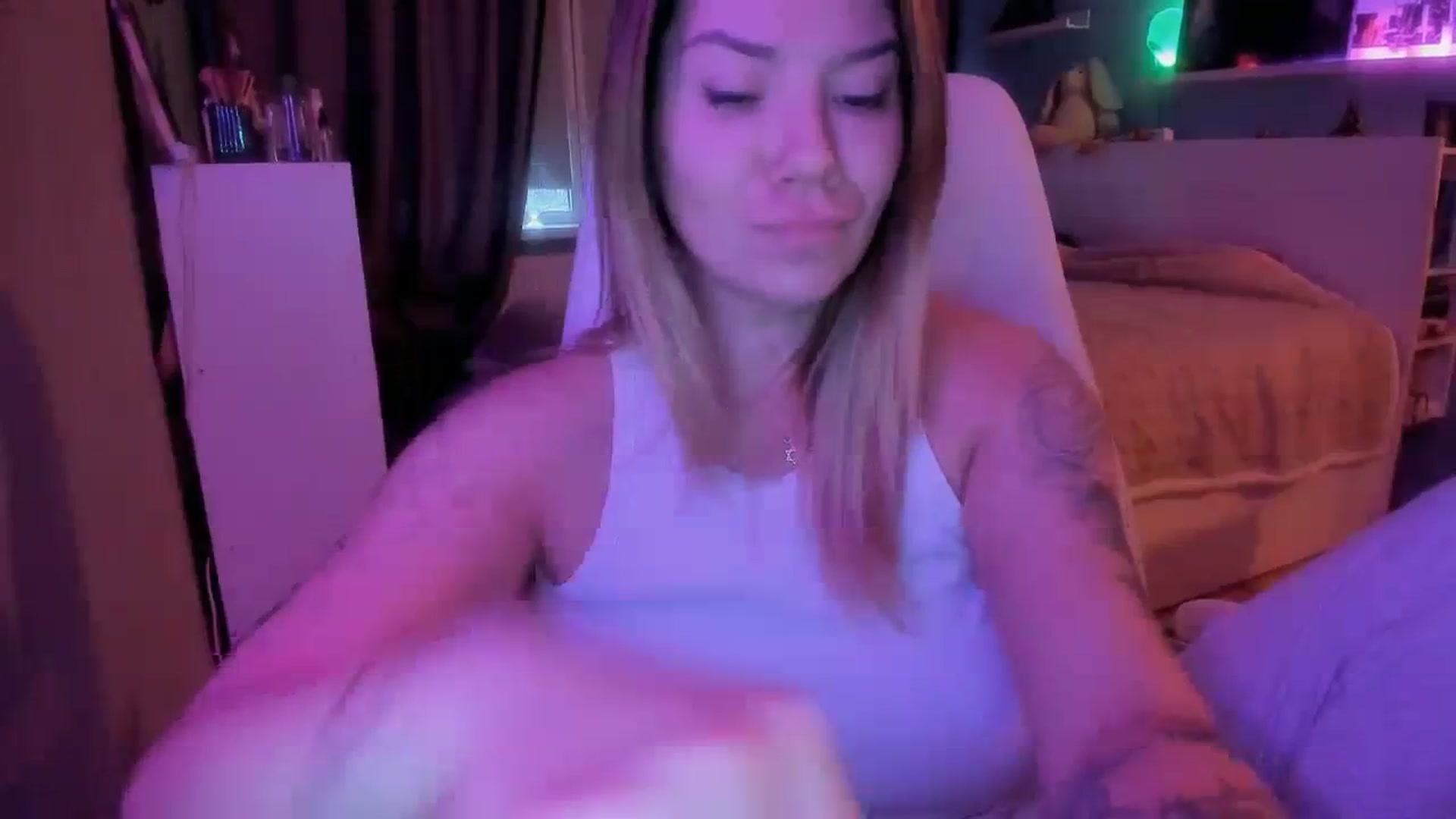 Gallery image thumbnail from NickyBlein's myfreecams stream on, 12/08/2023, 12:38 image 8 of 20