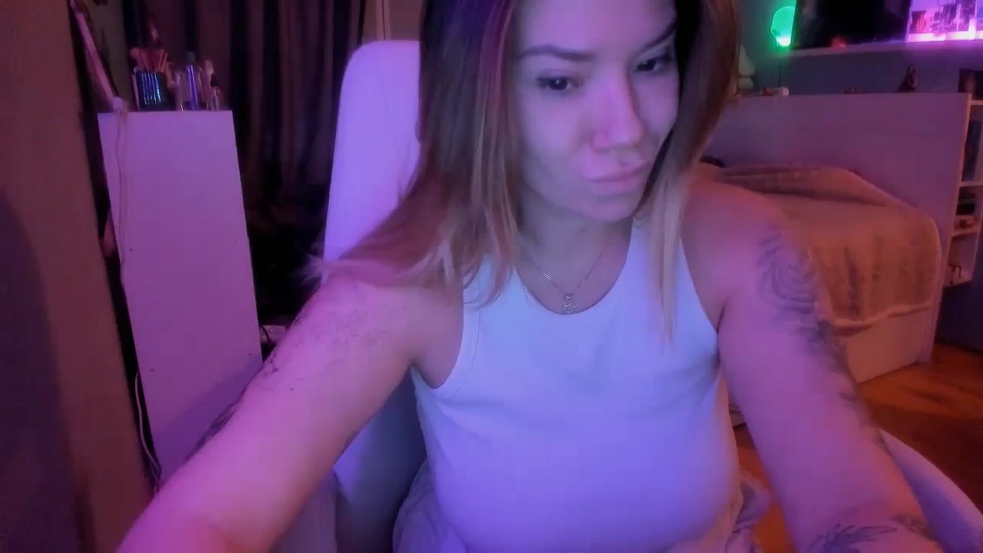 Gallery image thumbnail from NickyBlein's myfreecams stream on, 12/08/2023, 12:38 image 12 of 20
