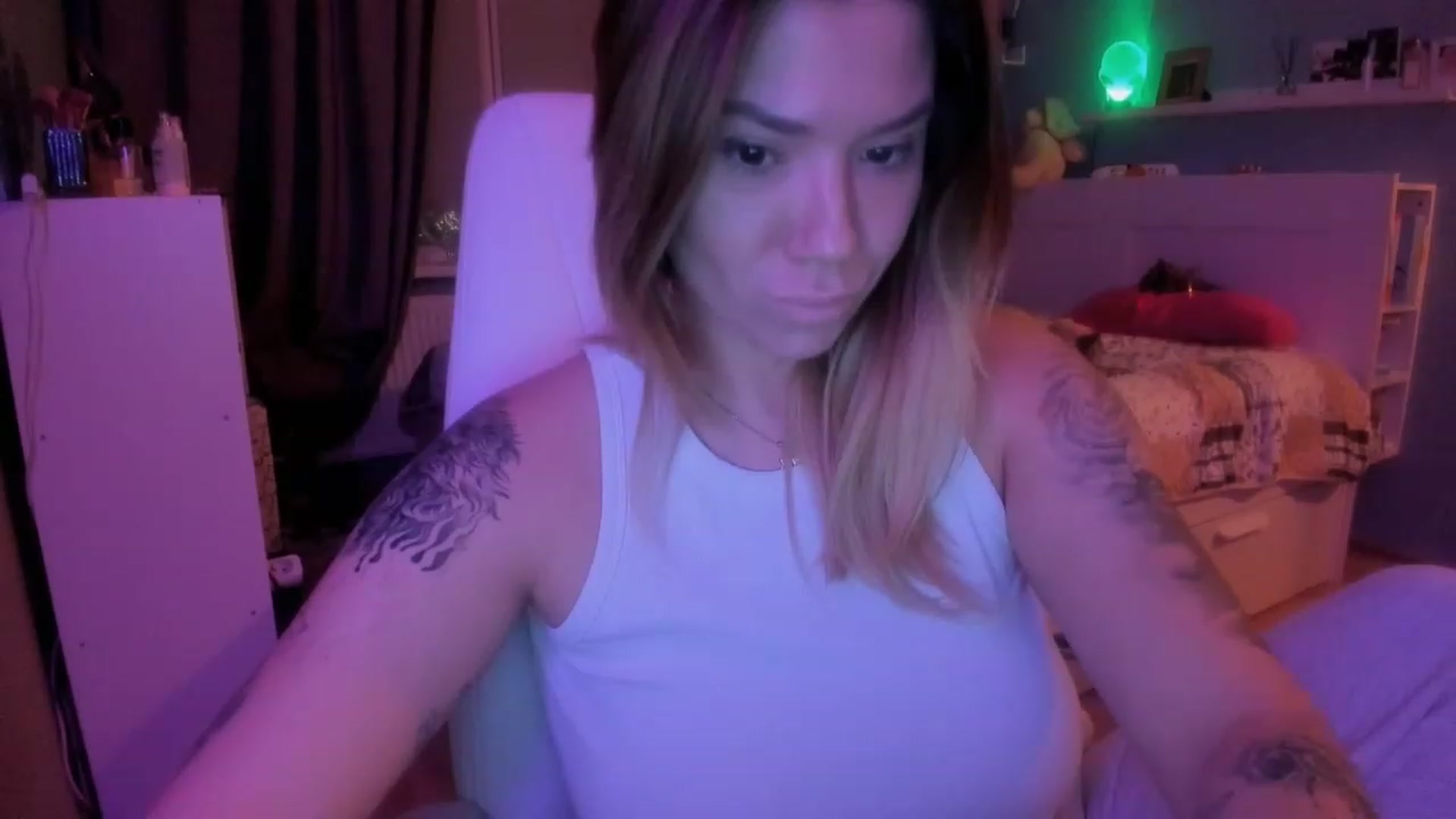 Gallery image thumbnail from NickyBlein's myfreecams stream on, 12/15/2023, 16:09 image 7 of 20