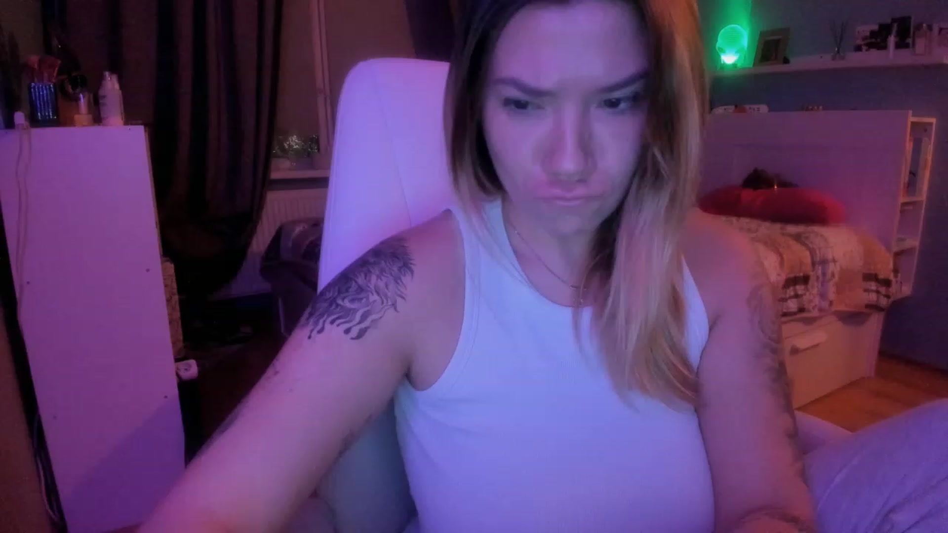Gallery image thumbnail from NickyBlein's myfreecams stream on, 12/15/2023, 16:09 image 10 of 20