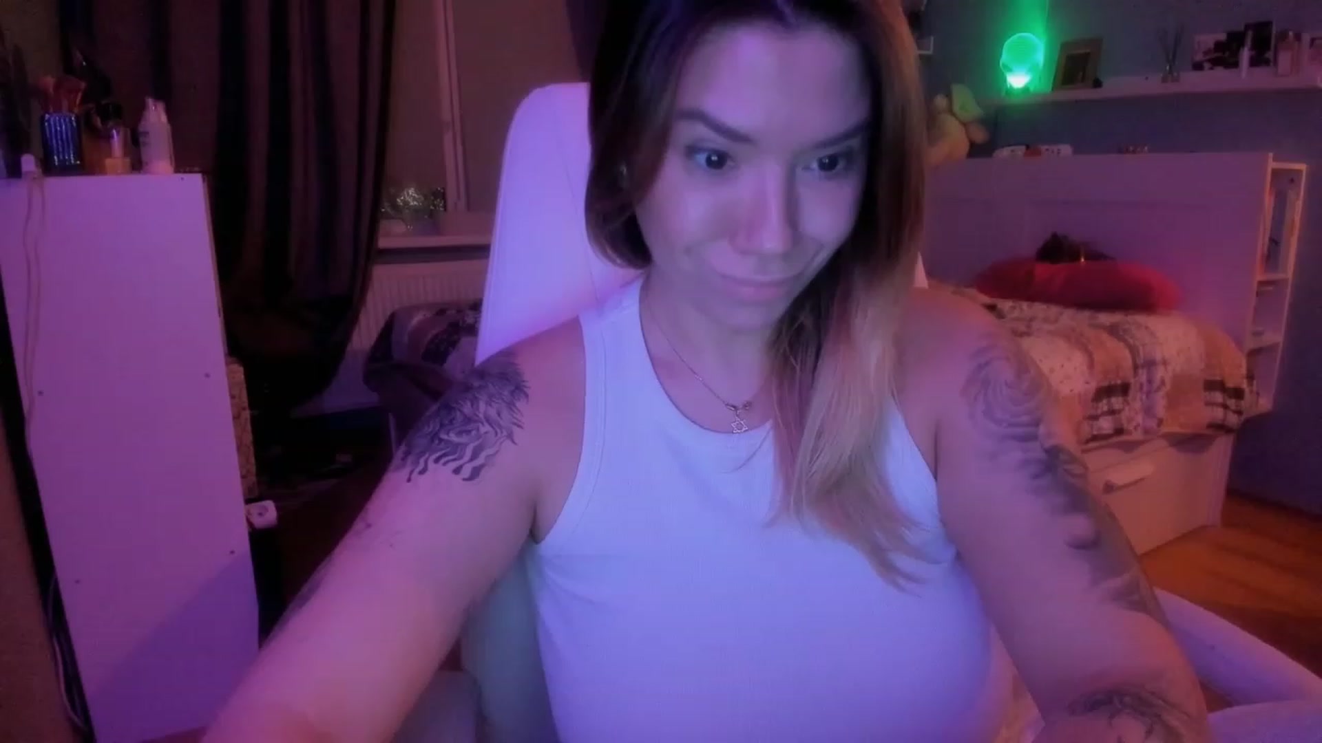 Gallery image thumbnail from NickyBlein's myfreecams stream on, 12/15/2023, 16:09 image 14 of 20