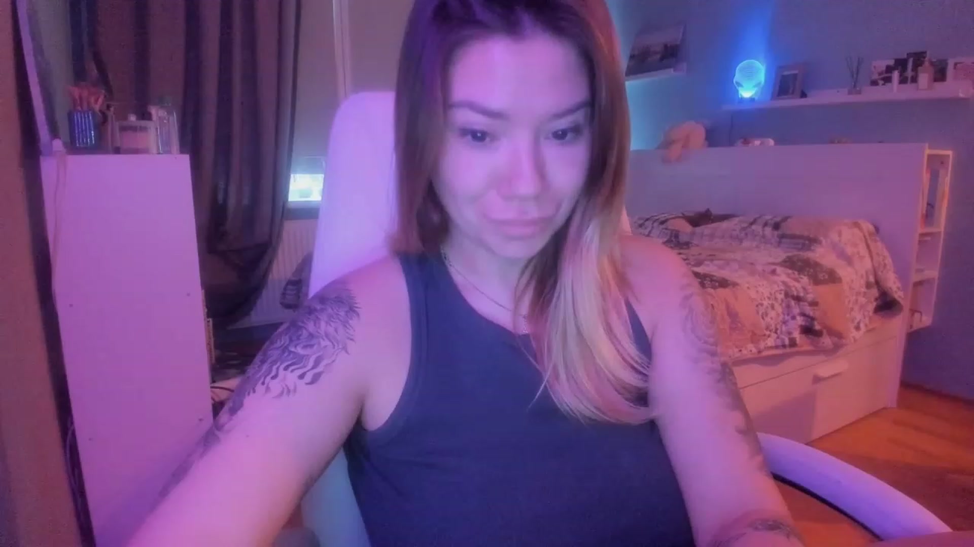 Gallery image thumbnail from NickyBlein's myfreecams stream on, 12/21/2023, 11:25 image 14 of 20