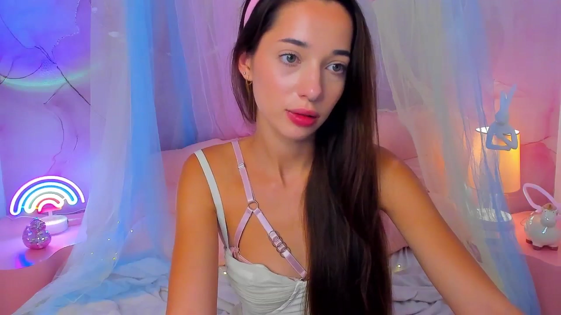 Gallery image thumbnail from NicolYves's myfreecams stream on, 10/04/2025, 19:00 image 14 of 20