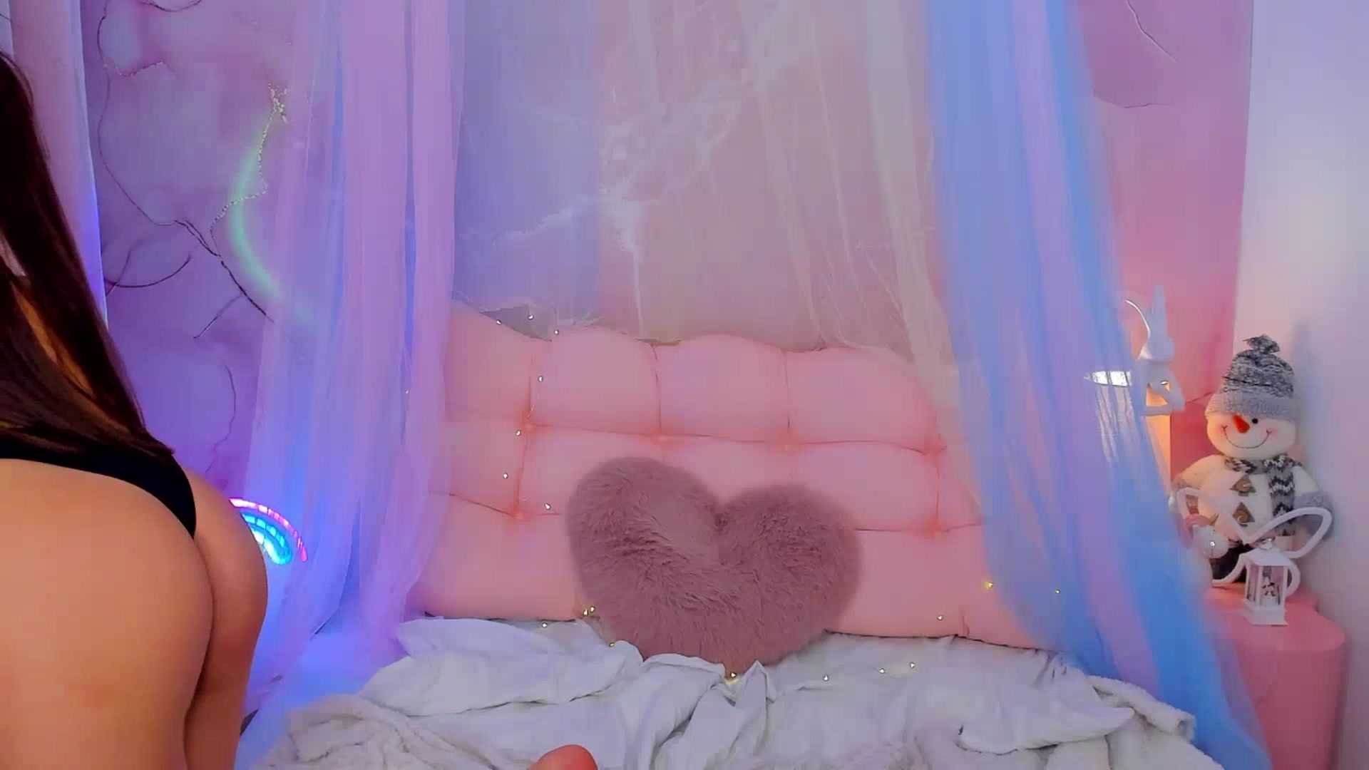 Gallery image thumbnail from NicolYves's myfreecams stream on, 12/31/2025, 18:30 image 15 of 20