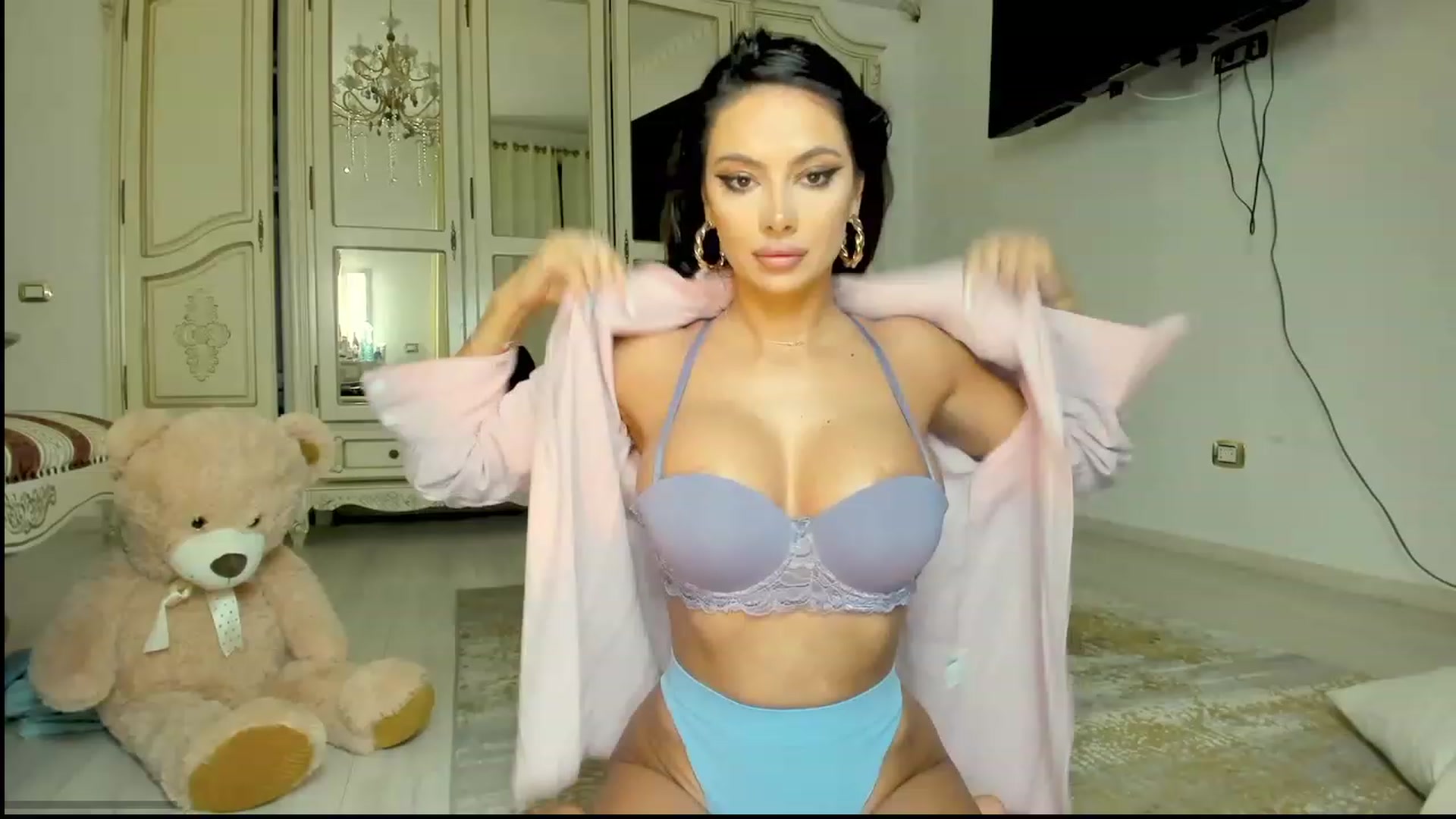 Gallery image thumbnail from NicoleHottiy's myfreecams stream on, 03/31/2023, 03:52 image 12 of 20