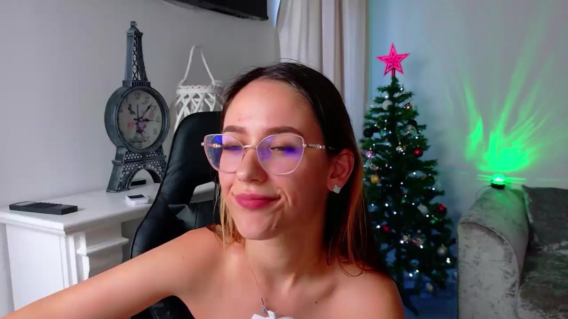 Gallery image thumbnail from NicoleIris's myfreecams stream on, 12/20/2025, 13:44 image 16 of 20
