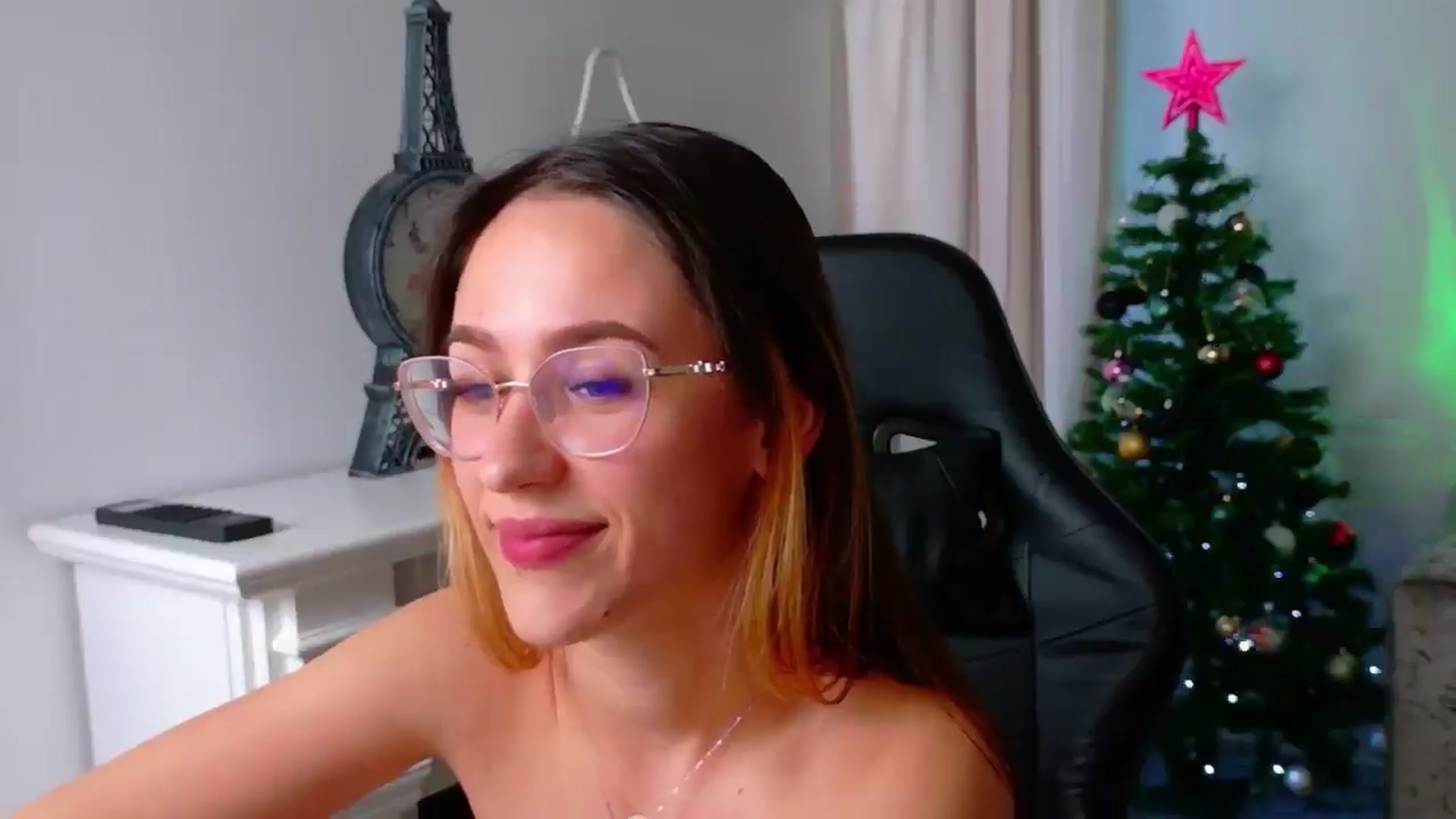 Gallery image thumbnail from NicoleIris's myfreecams stream on, 12/20/2025, 13:44 image 10 of 20