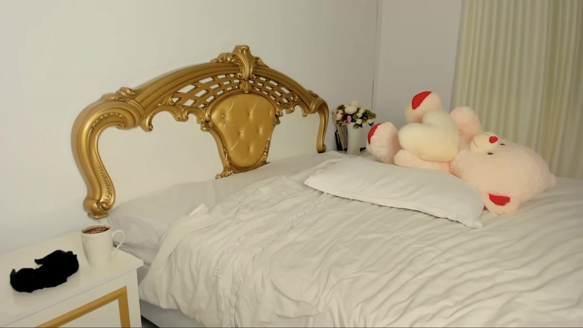 Gallery image thumbnail from NicoleKillian's myfreecams stream on, 11/19/2023, 24:44 image 7 of 20