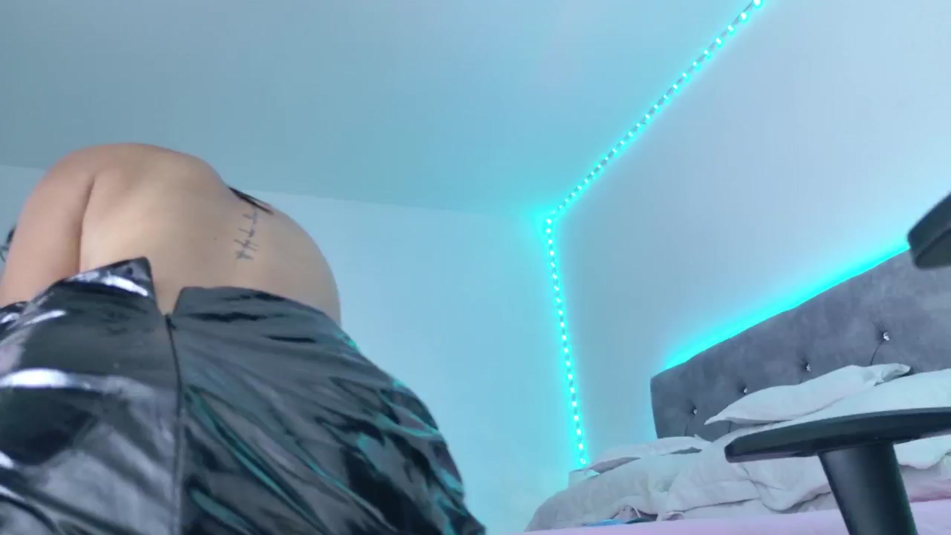 Gallery image thumbnail from NicolePowell's myfreecams stream on, 04/12/2026, 06:33 image 8 of 20