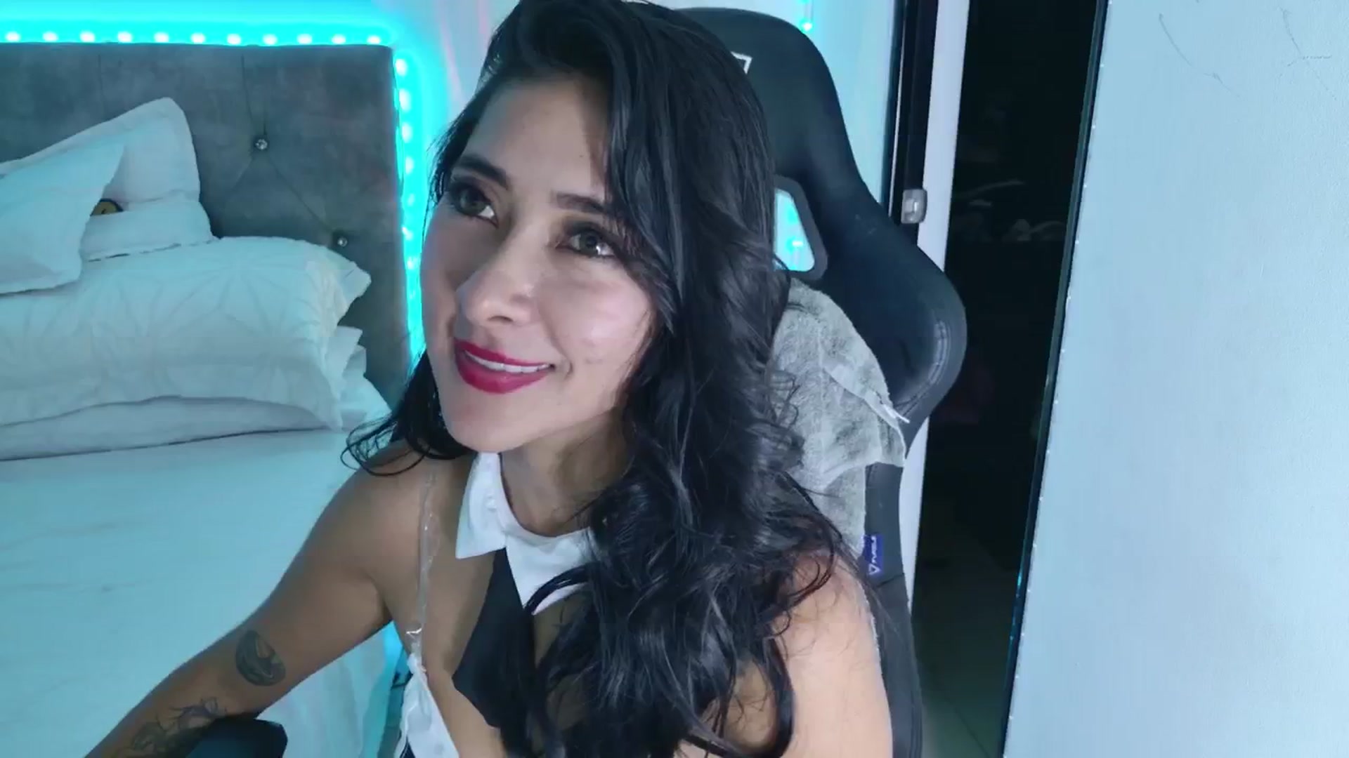 Gallery image thumbnail from NicolePowell's myfreecams stream on, 04/24/2026, 02:34 image 12 of 20