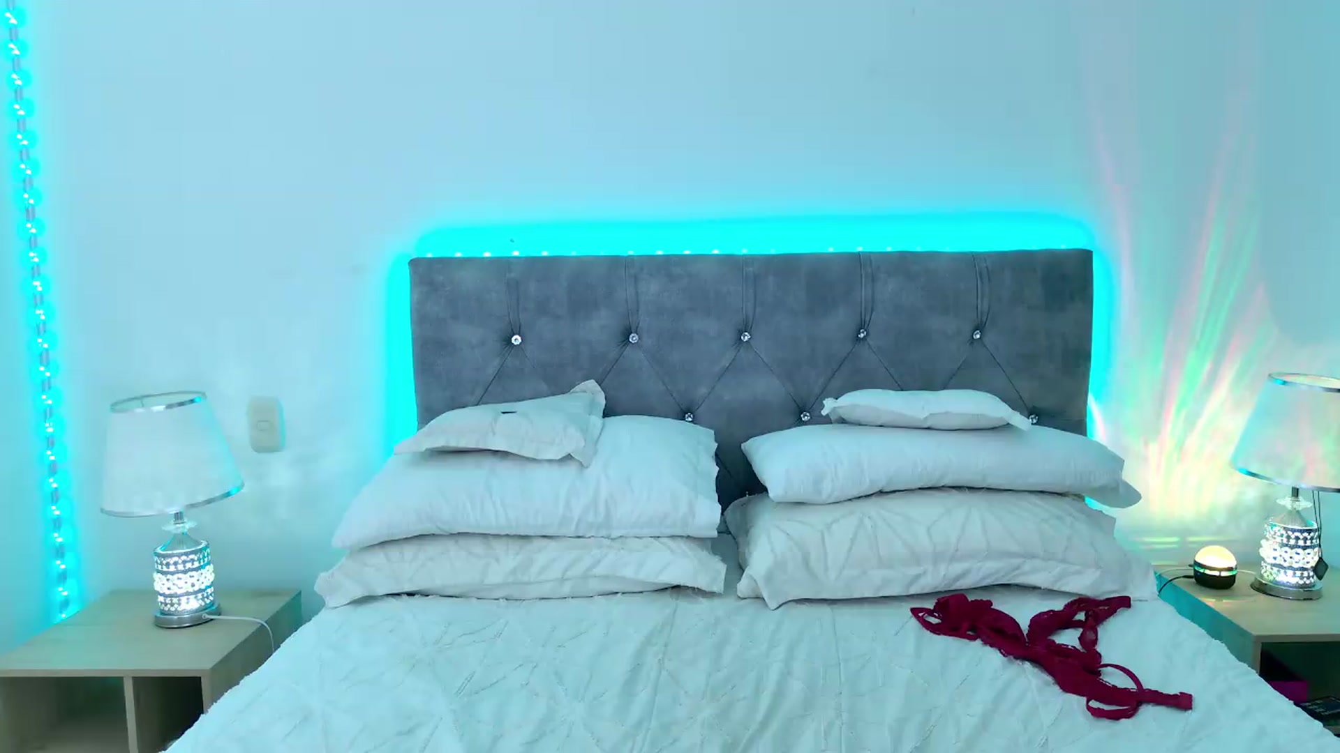 Gallery image thumbnail from NicolePowell's myfreecams stream on, 07/17/2026, 03:51 image 5 of 20