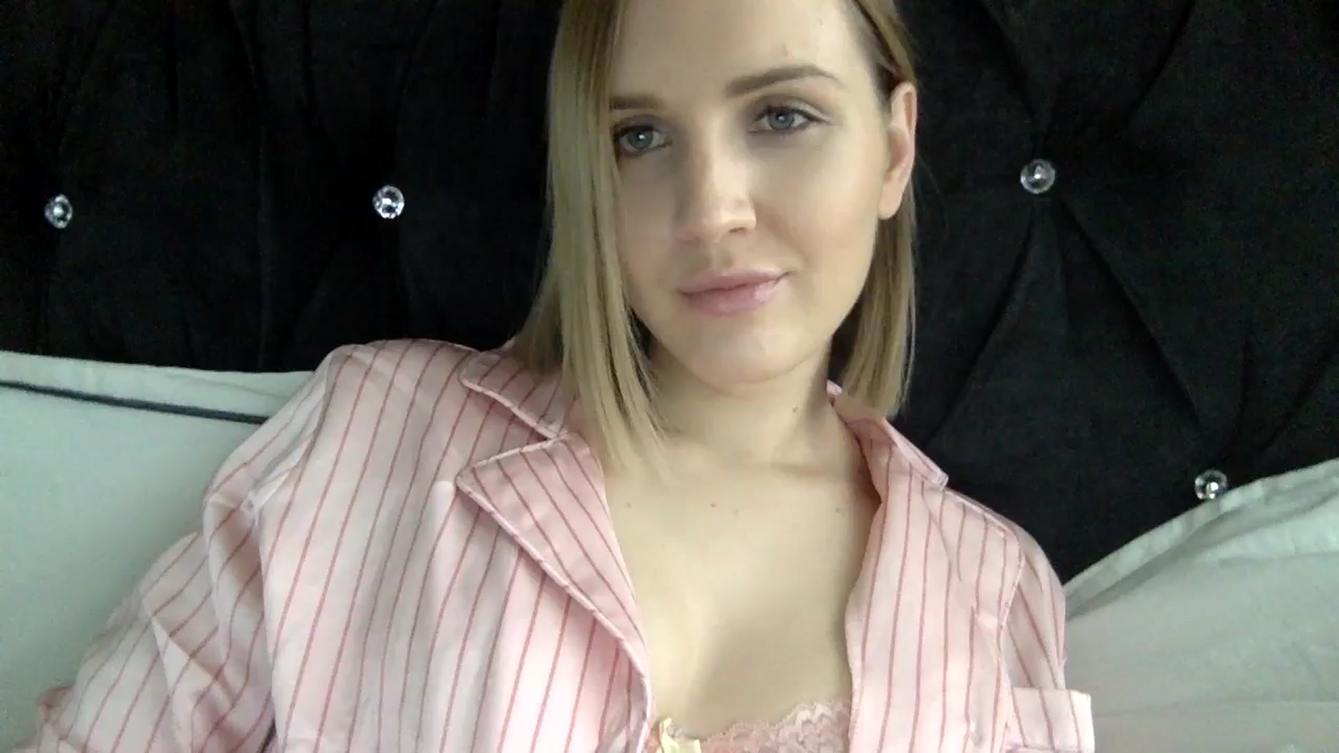 Gallery image thumbnail from Nicole_1286's myfreecams stream on, 12/20/2023, 16:43 image 1 of 20