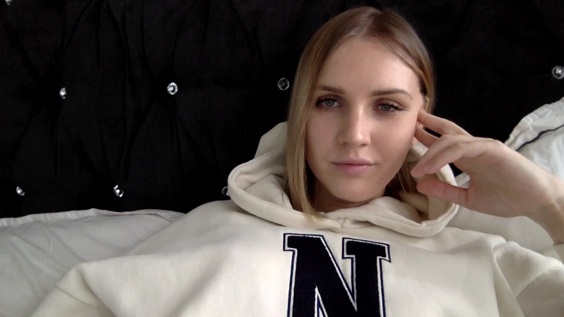 Gallery image thumbnail from Nicole_1286's myfreecams stream on, 01/19/2024, 17:46 image 17 of 20