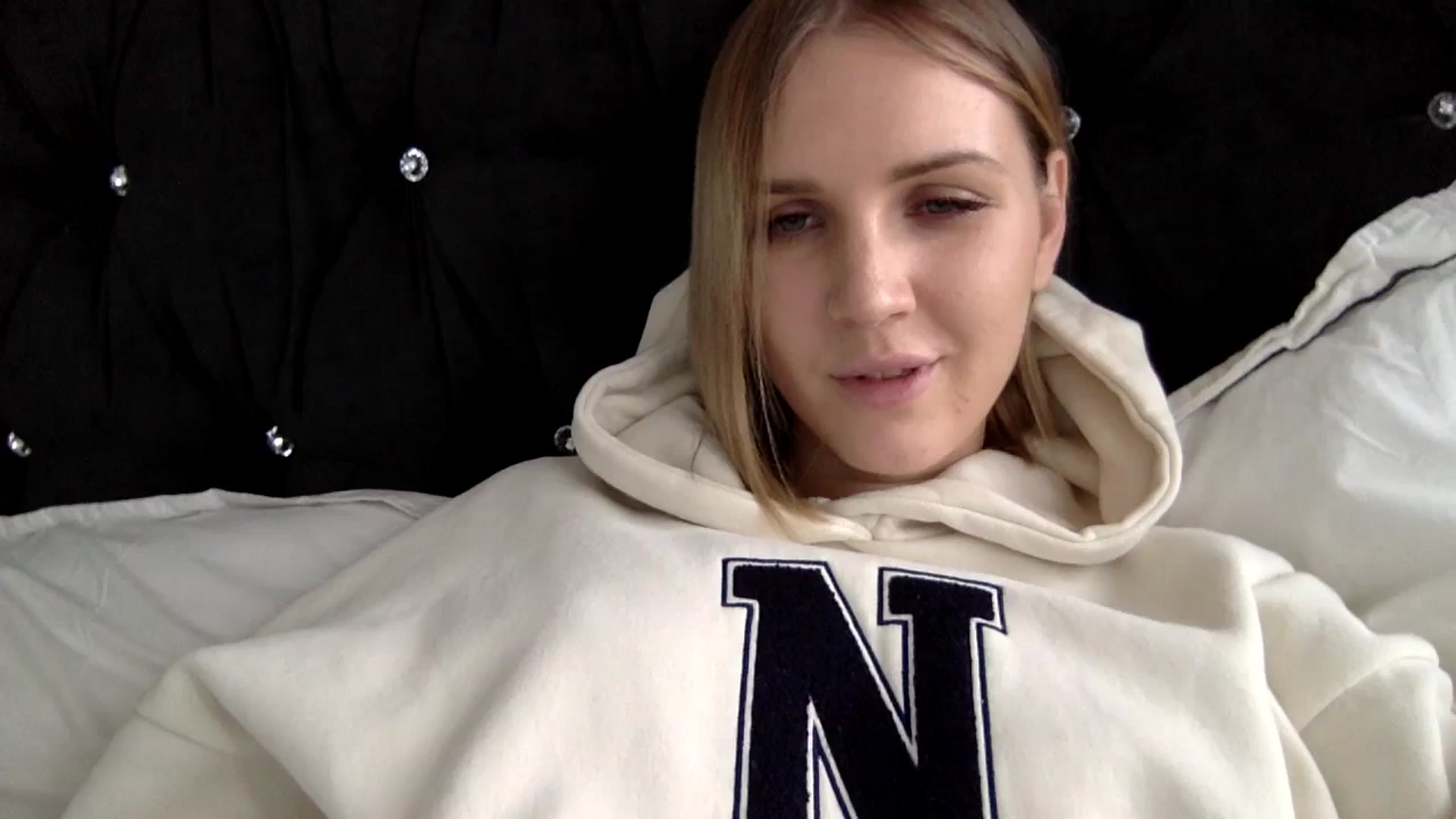 Gallery image thumbnail from Nicole_1286's myfreecams stream on, 01/19/2024, 17:46 image 15 of 20