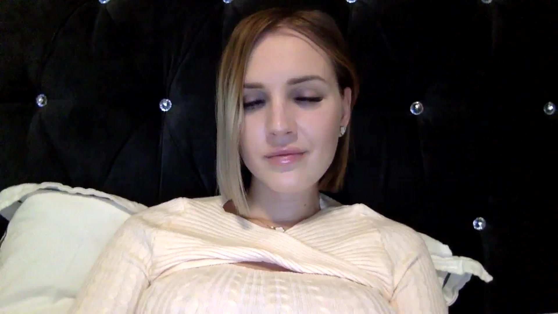 Gallery image thumbnail from Nicole_1286's myfreecams stream on, 02/27/2024, 18:14 image 19 of 20