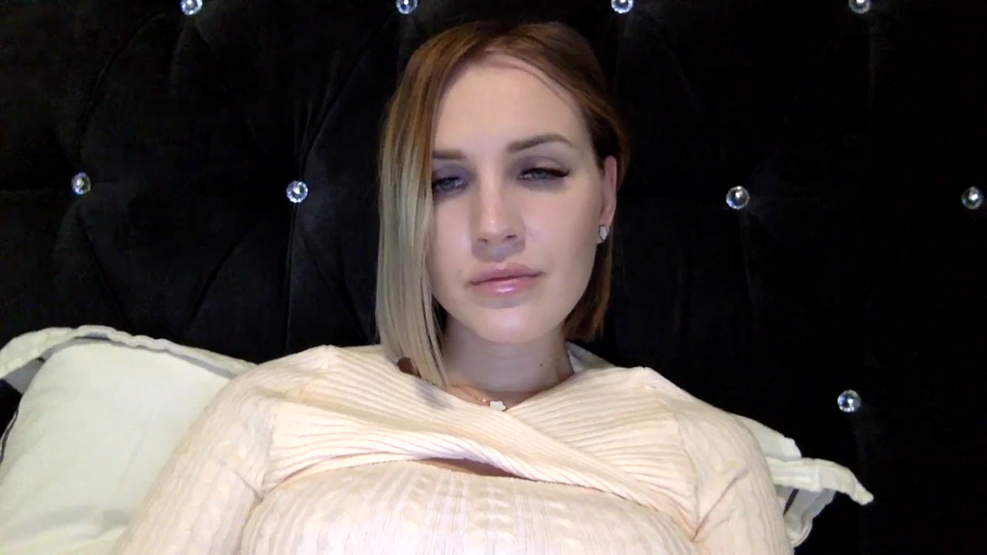 Gallery image thumbnail from Nicole_1286's myfreecams stream on, 02/27/2024, 18:14 image 5 of 20