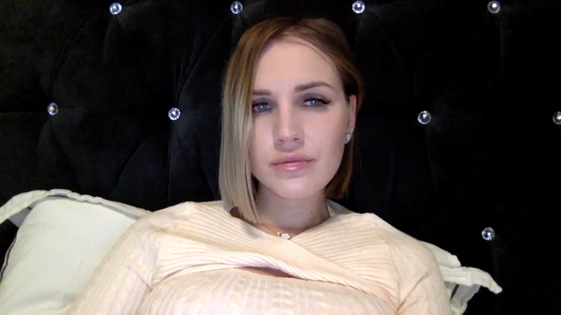 Gallery image thumbnail from Nicole_1286's myfreecams stream on, 02/27/2024, 18:14 image 4 of 20