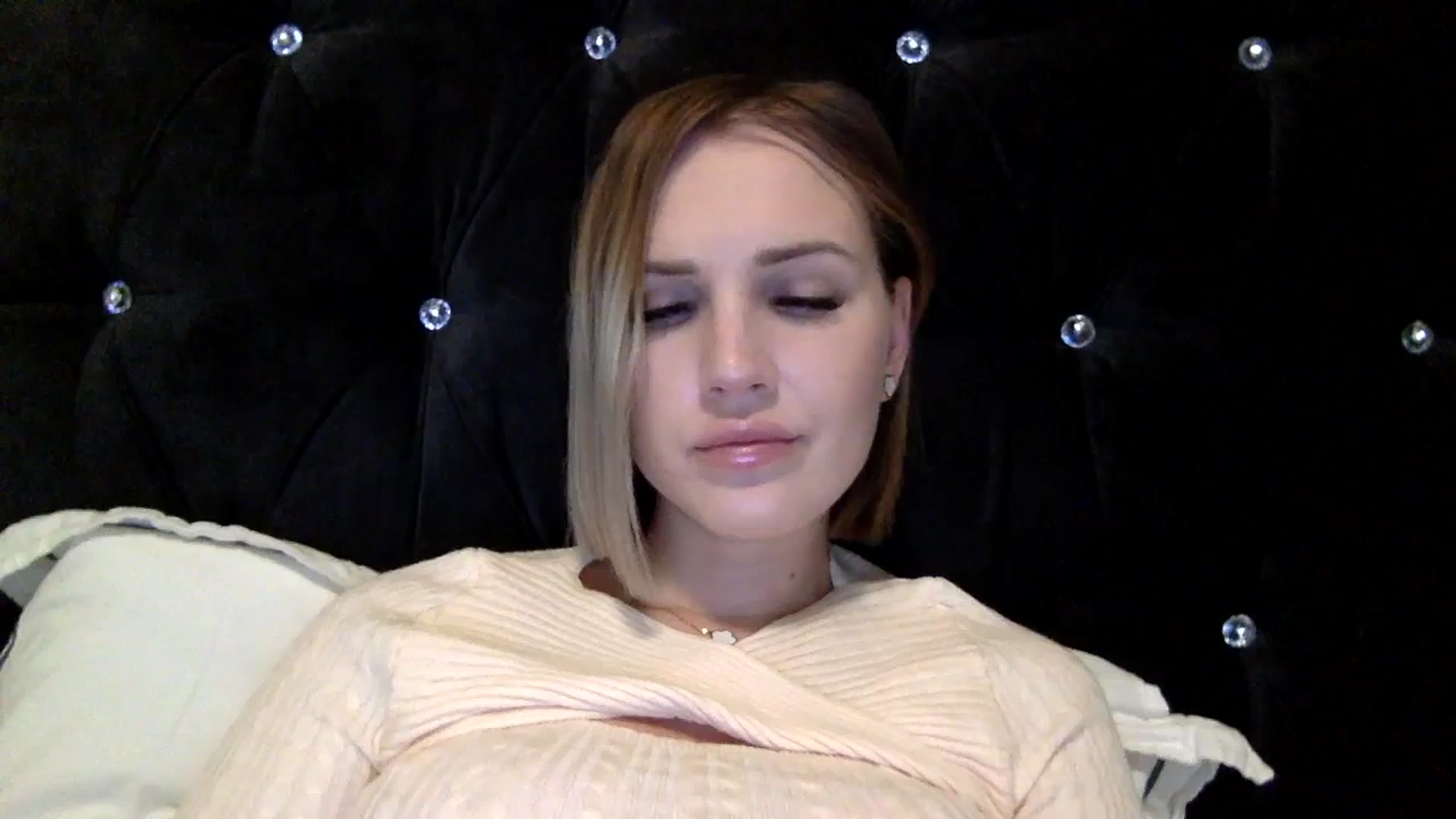 Gallery image thumbnail from Nicole_1286's myfreecams stream on, 02/27/2024, 18:14 image 16 of 20