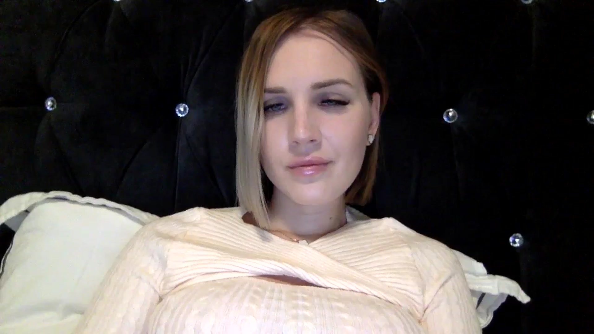 Gallery image thumbnail from Nicole_1286's myfreecams stream on, 02/27/2024, 18:14 image 18 of 20