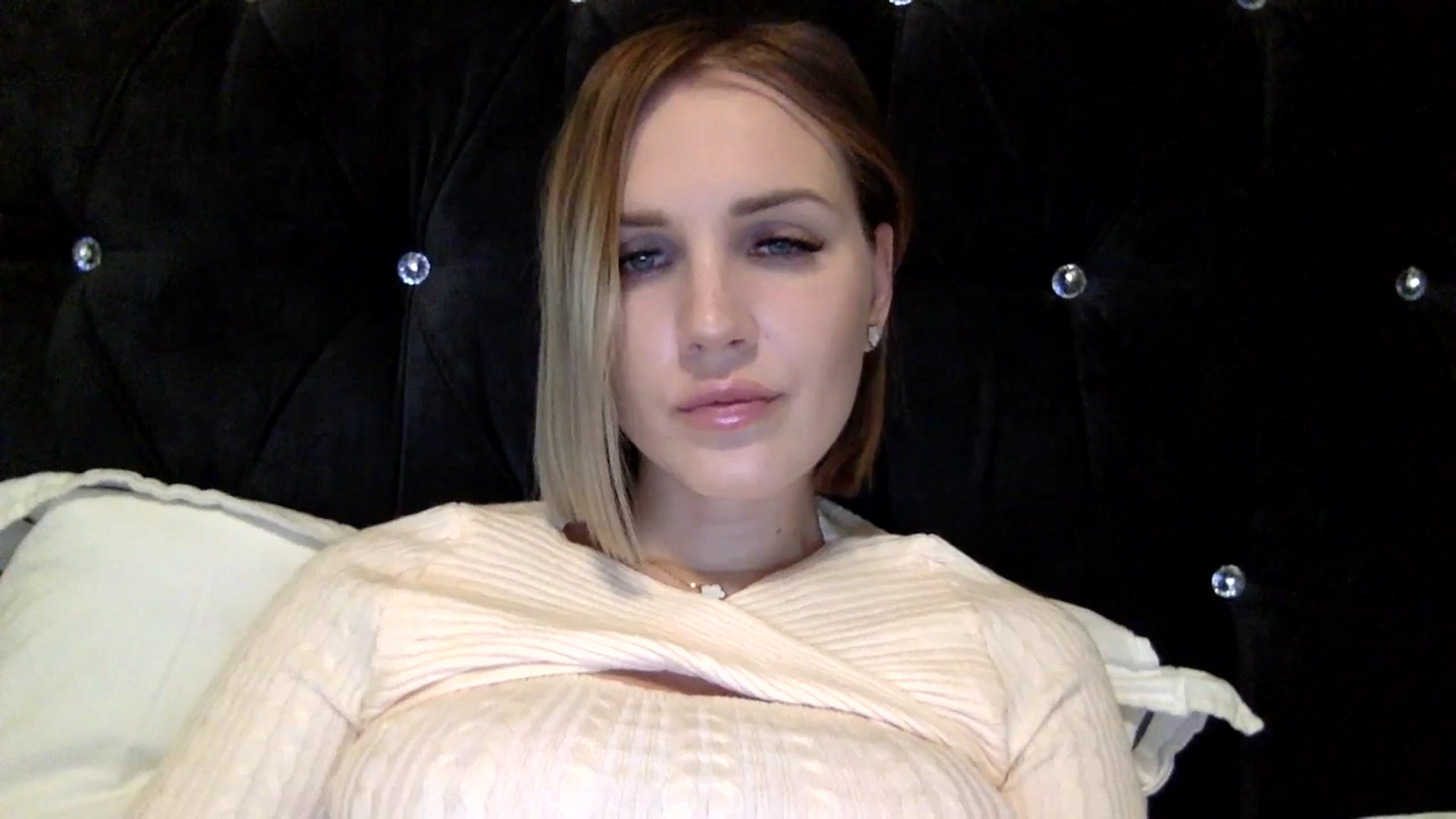 Gallery image thumbnail from Nicole_1286's myfreecams stream on, 02/27/2024, 18:14 image 13 of 20