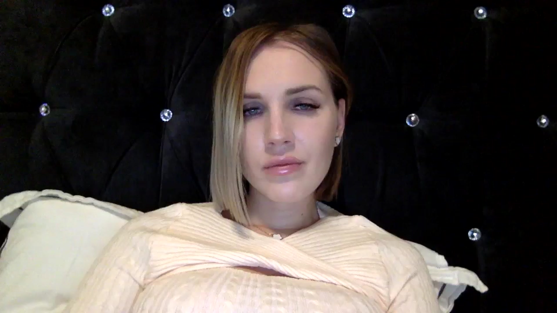 Gallery image thumbnail from Nicole_1286's myfreecams stream on, 02/27/2024, 18:14 image 11 of 20
