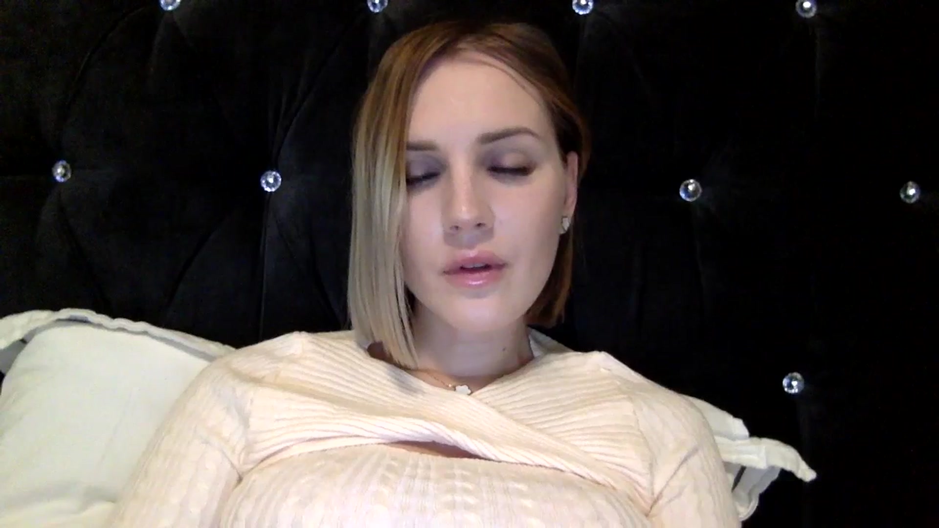 Gallery image thumbnail from Nicole_1286's myfreecams stream on, 02/27/2024, 18:14 image 12 of 20