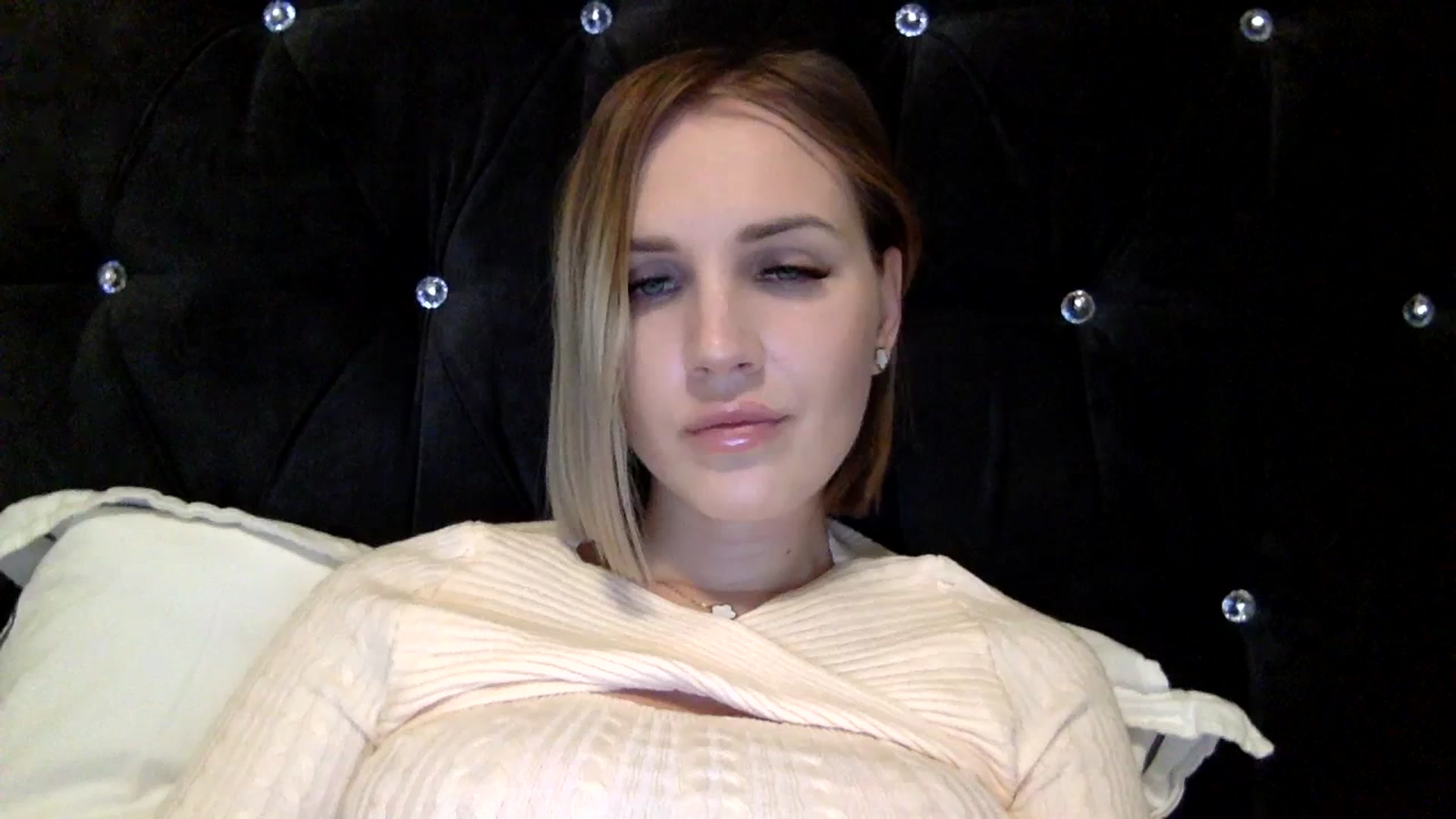 Gallery image thumbnail from Nicole_1286's myfreecams stream on, 02/27/2024, 18:14 image 9 of 20