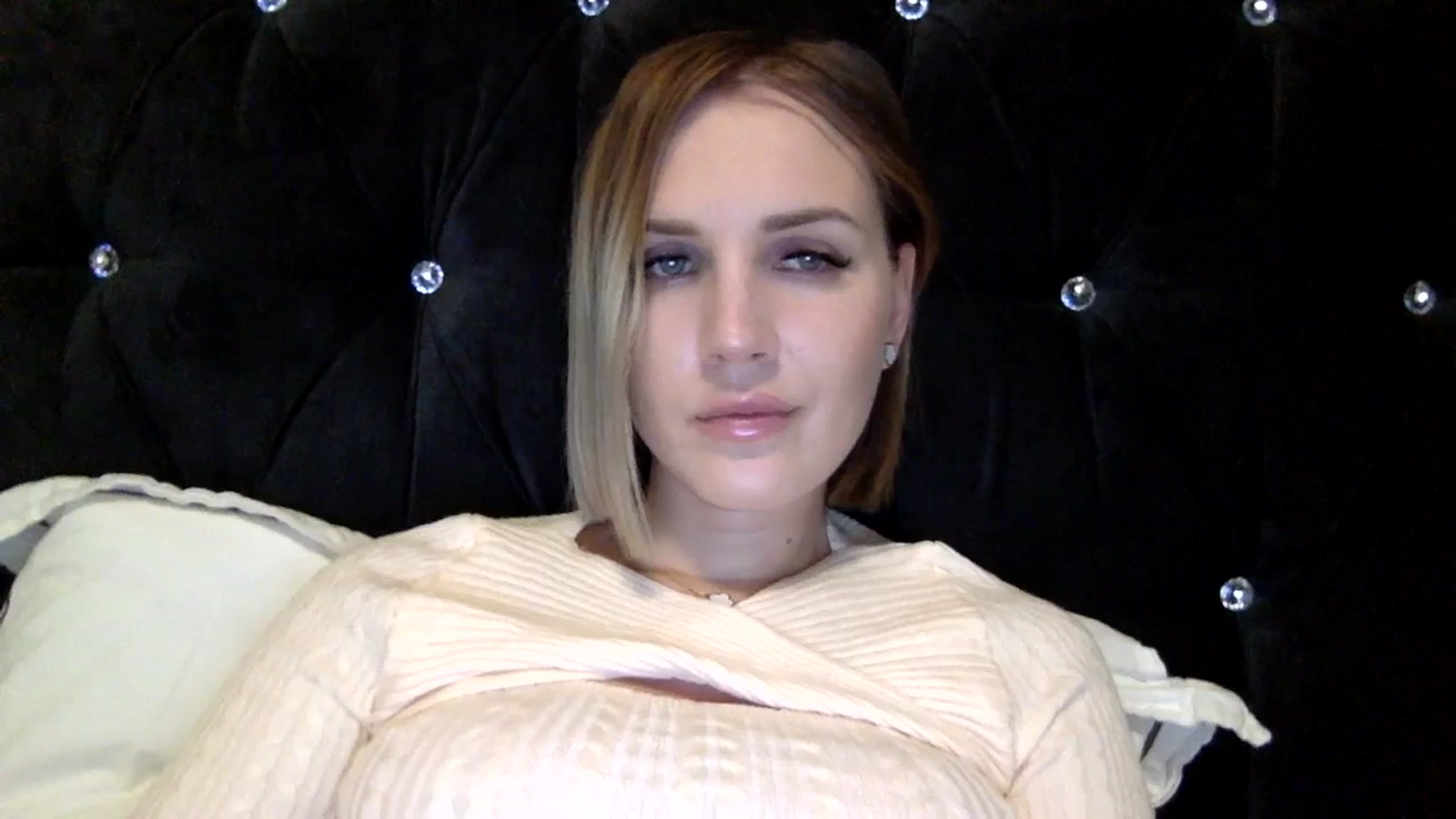 Gallery image thumbnail from Nicole_1286's myfreecams stream on, 02/27/2024, 18:14 image 15 of 20