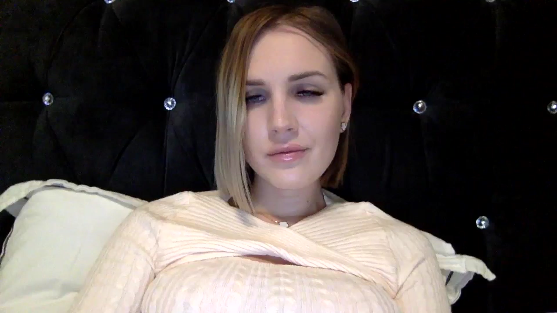 Gallery image thumbnail from Nicole_1286's myfreecams stream on, 02/27/2024, 18:14 image 3 of 20