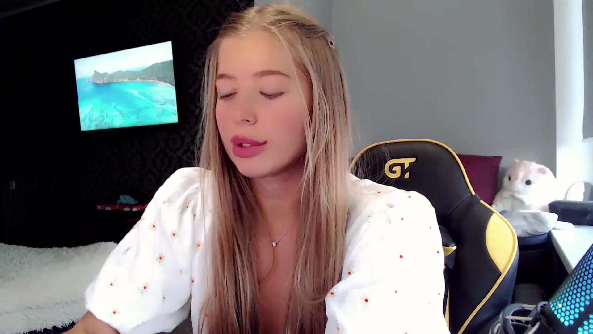 Gallery image thumbnail from Nicole_Bllare's myfreecams stream on, 09/18/2023, 16:27 image 1 of 20