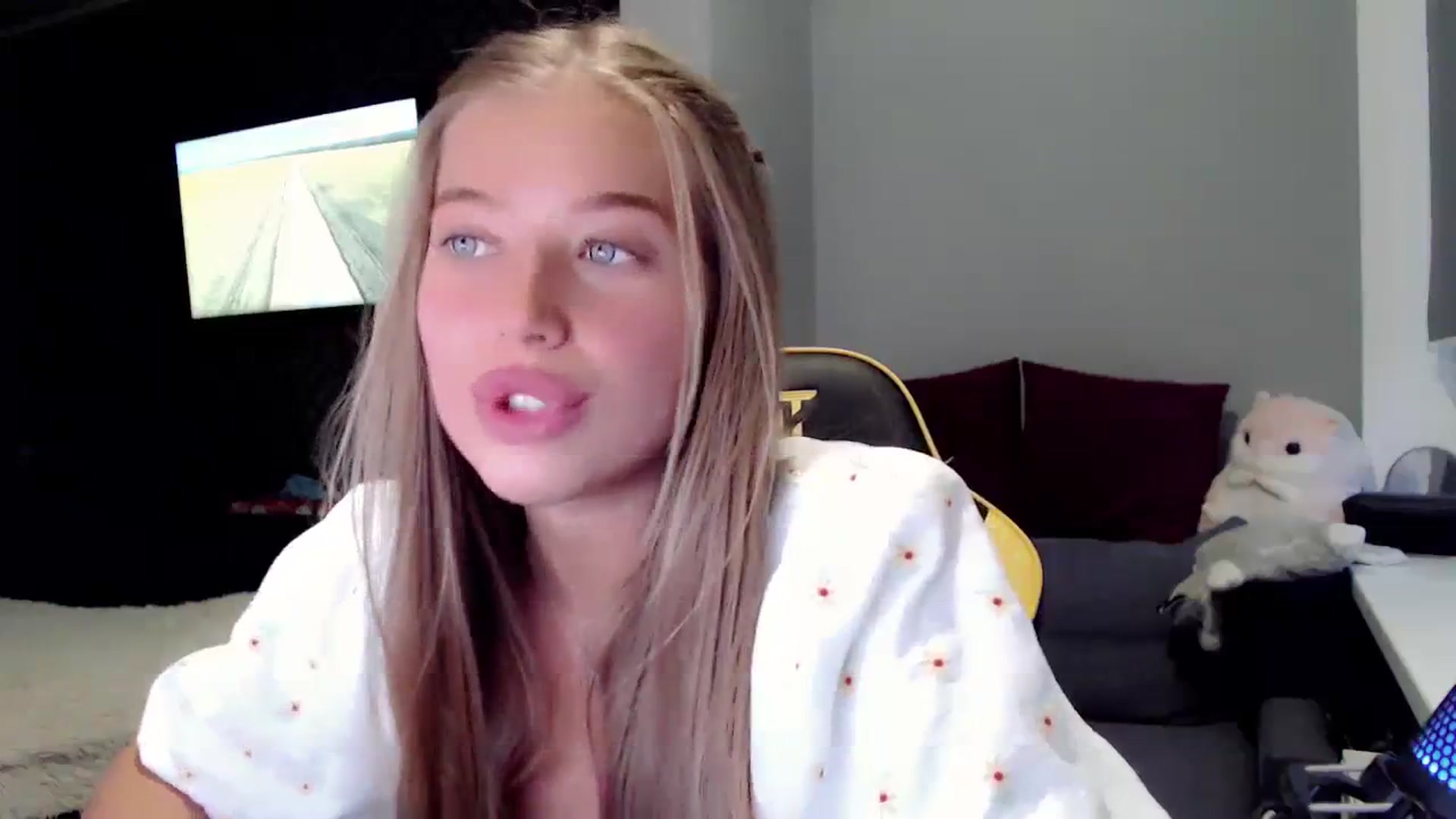 Gallery image thumbnail from Nicole_Bllare's myfreecams stream on, 09/18/2023, 16:27 image 16 of 20