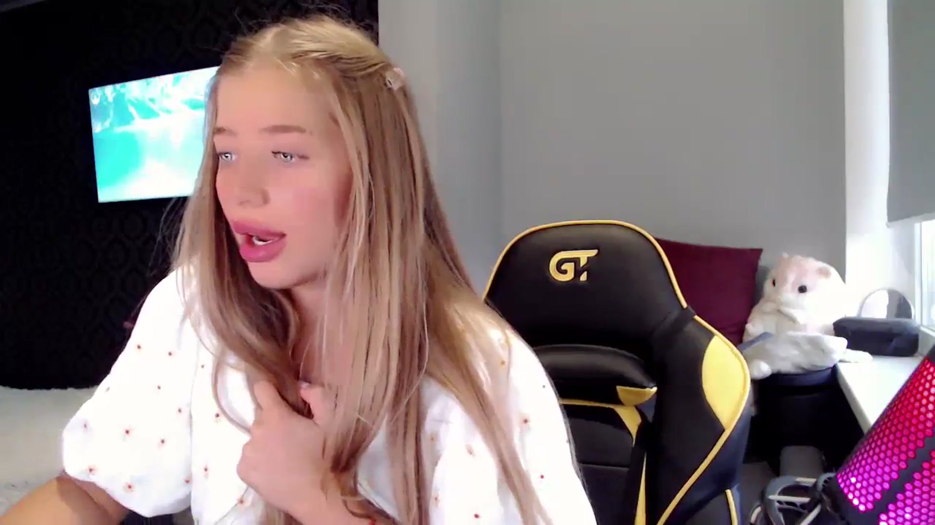Gallery image thumbnail from Nicole_Bllare's myfreecams stream on, 09/18/2023, 16:27 image 7 of 20