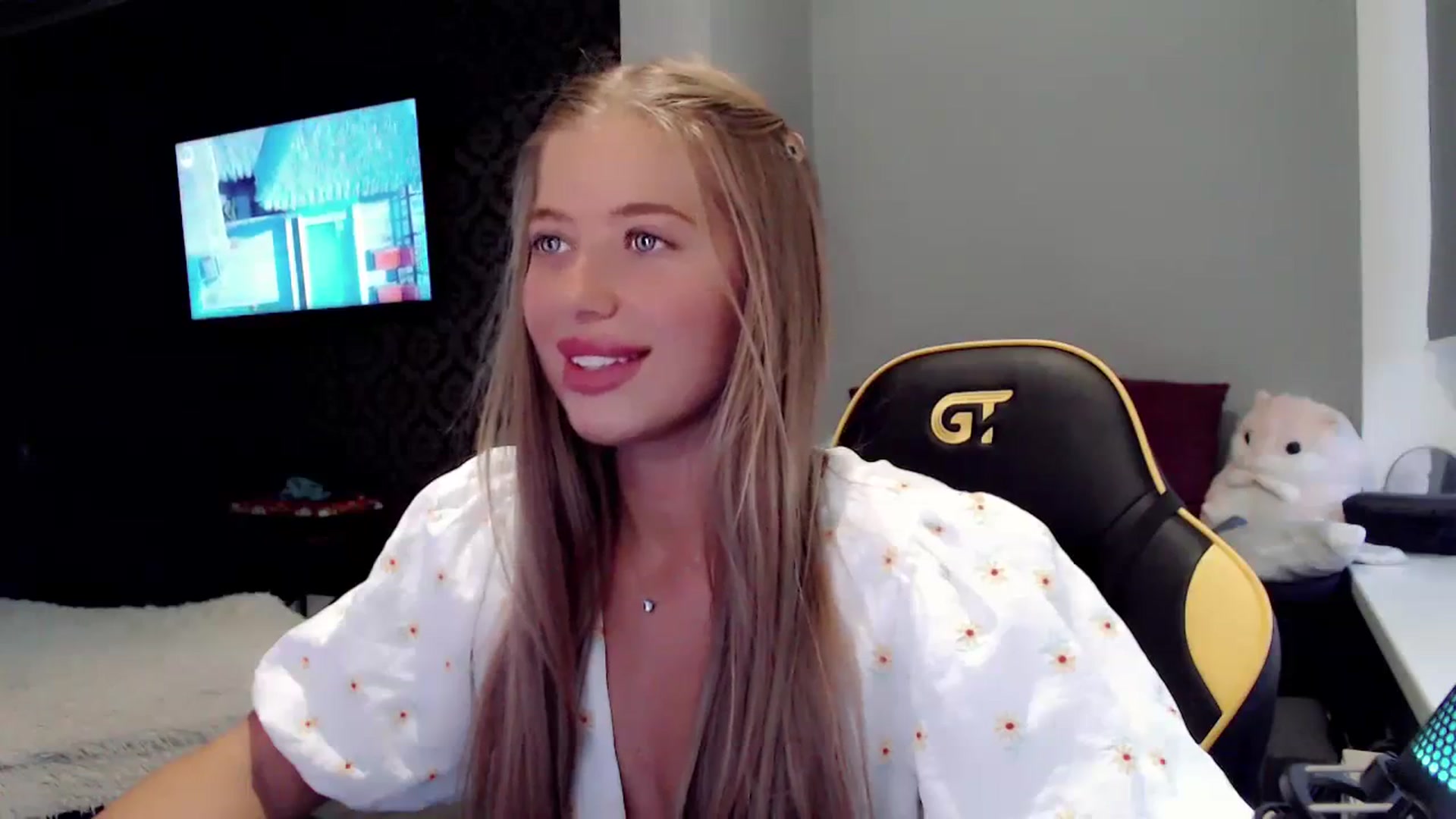 Gallery image thumbnail from Nicole_Bllare's myfreecams stream on, 09/18/2023, 16:27 image 13 of 20